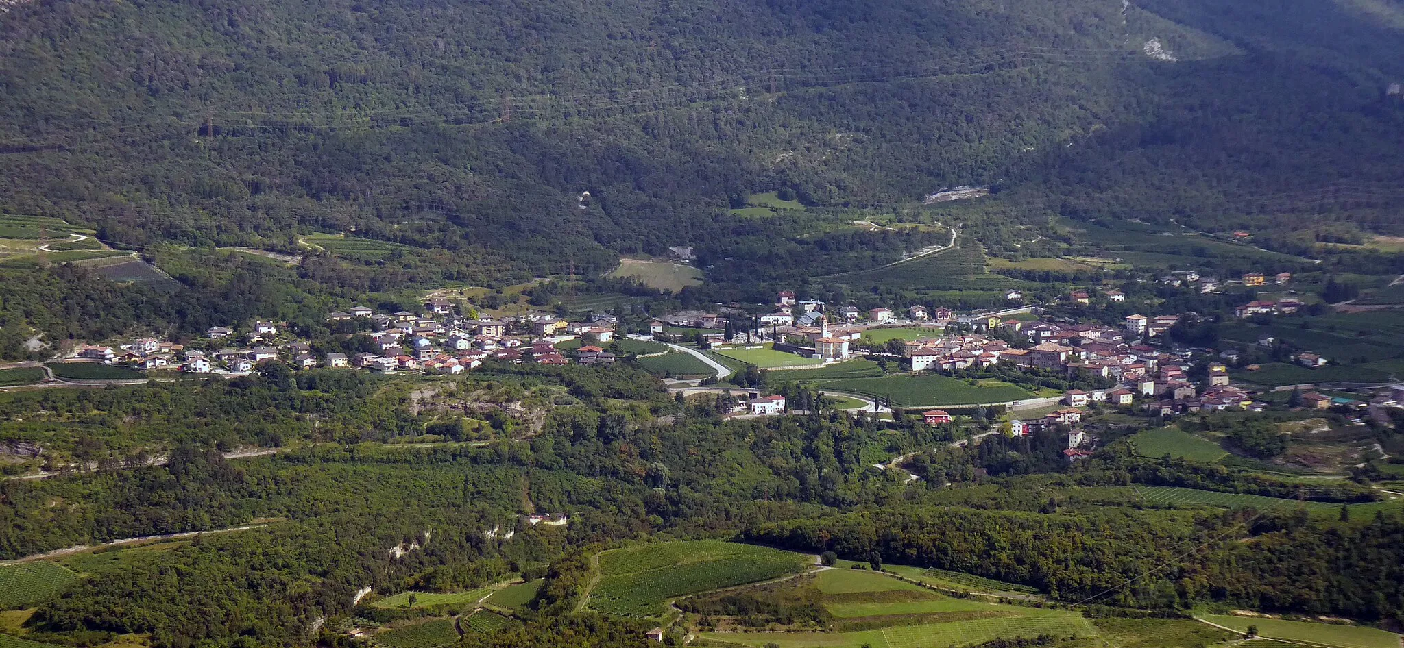 Photo showing: The town of Calavino as seen from SP18 dir Ranzo