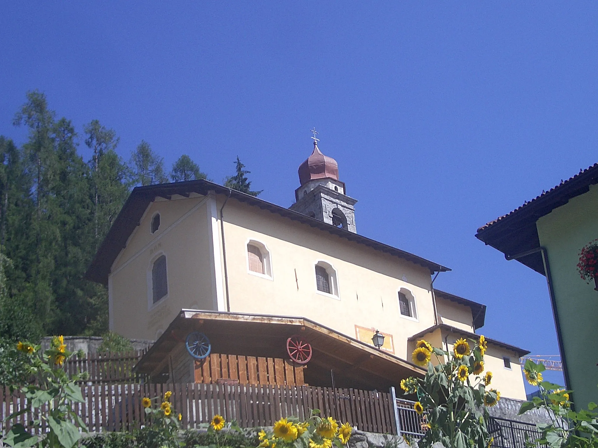 Photo showing: Carisolo, the parish church dedicated to San Nicolò