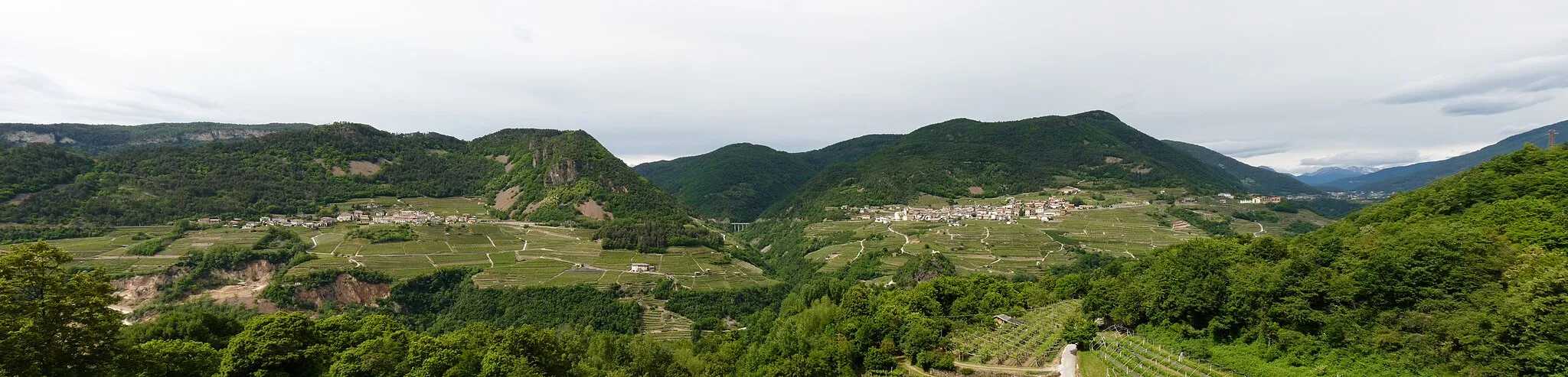 Photo showing: Panoramic view of the village of Ceola in the municipality of Giovo on the left, and Lisignago on the right, viewed from Albiano