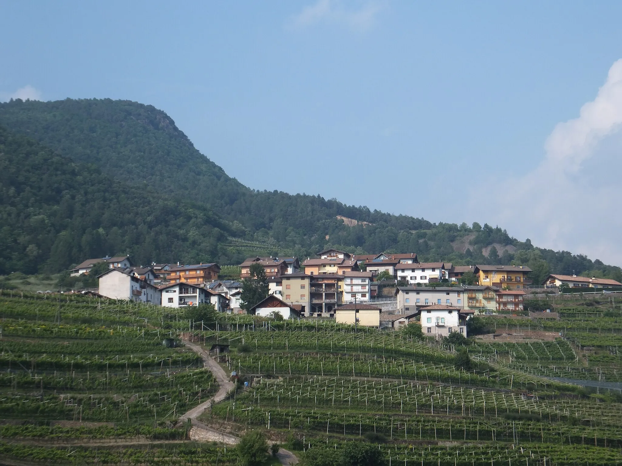 Photo showing: Lisignago (Trentino, Italy) - view of the town (right side) from the nearby church of Saint Leonard