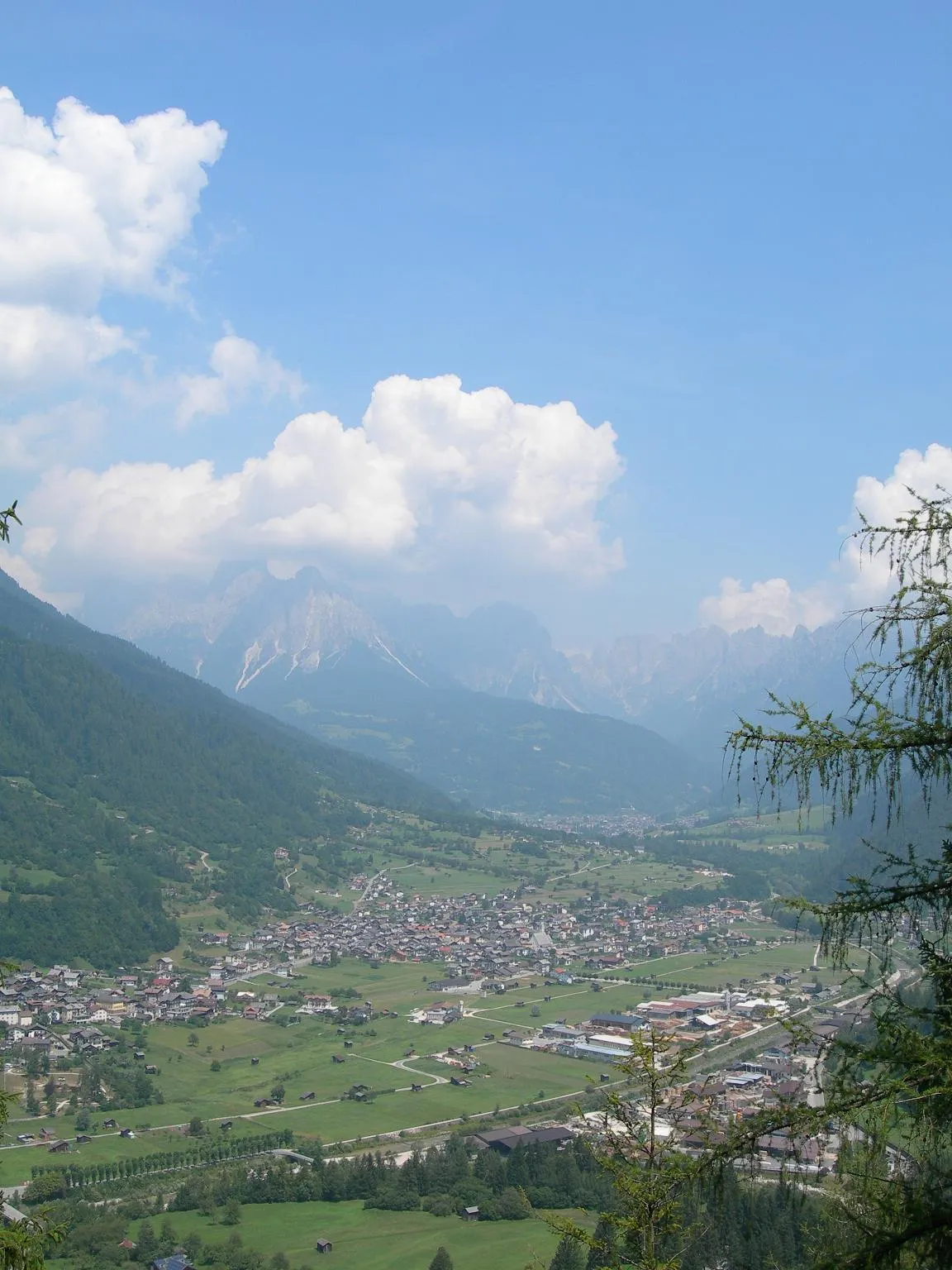 Photo showing: Il paese di Mezzano visto dal Monte Vederna