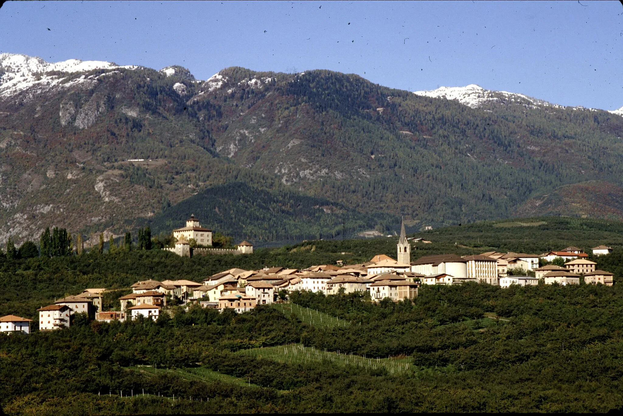 Photo showing: Panorama di Nanno ripreso dal Doss da Tri, all'inizio degli anni '80.