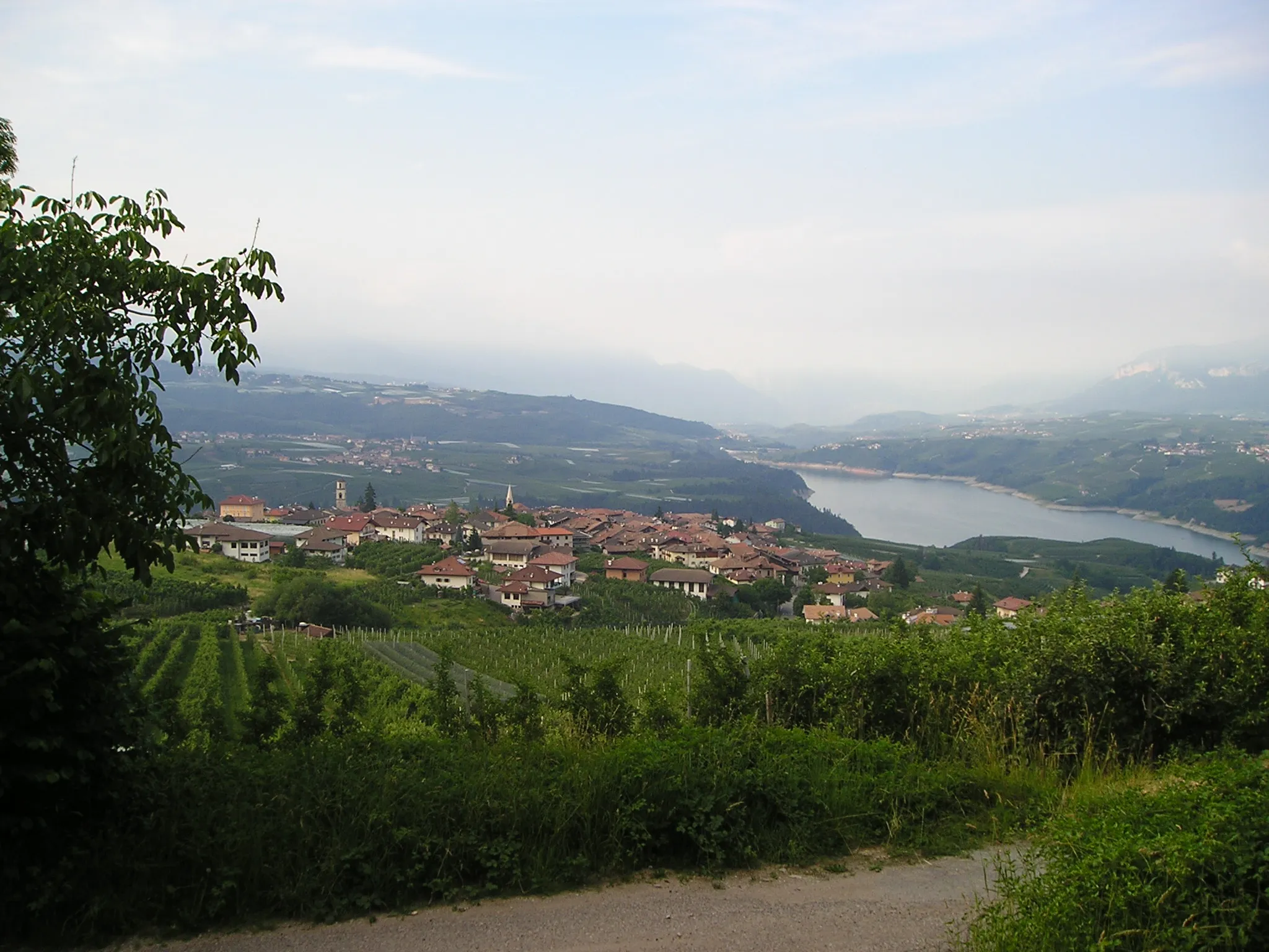 Photo showing: Revò and Lago di Santa Giustina in the Val di Non.