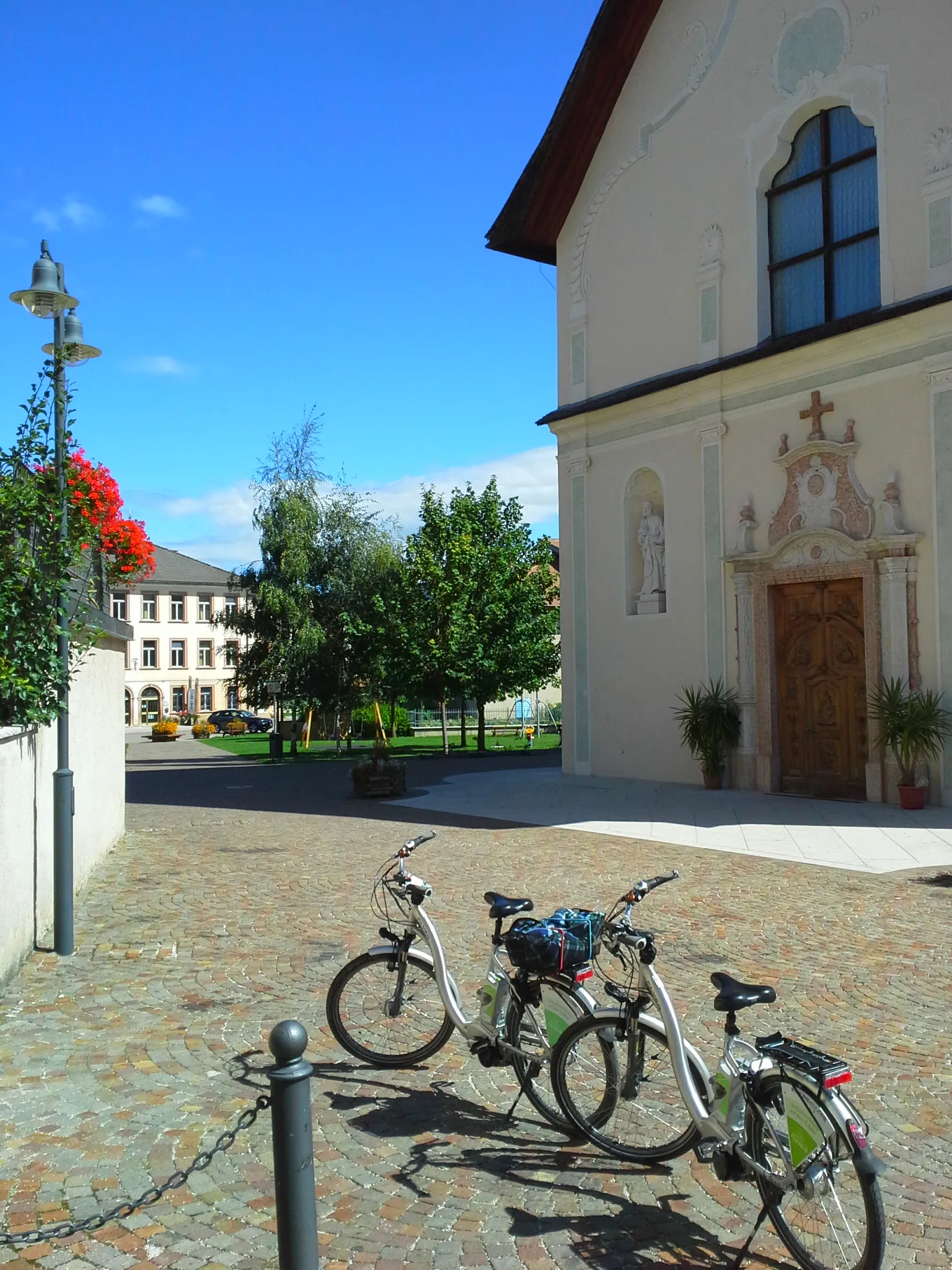 Photo showing: Romeno, Piazza Gian Battista Lampi