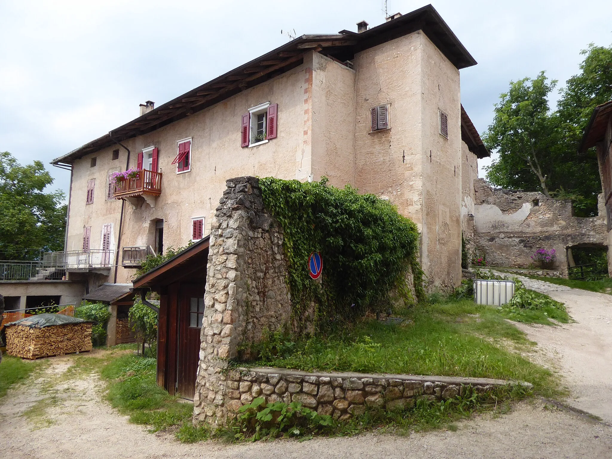 Photo showing: Sarnonico (Trentino, Italy) - Castel Morenberg