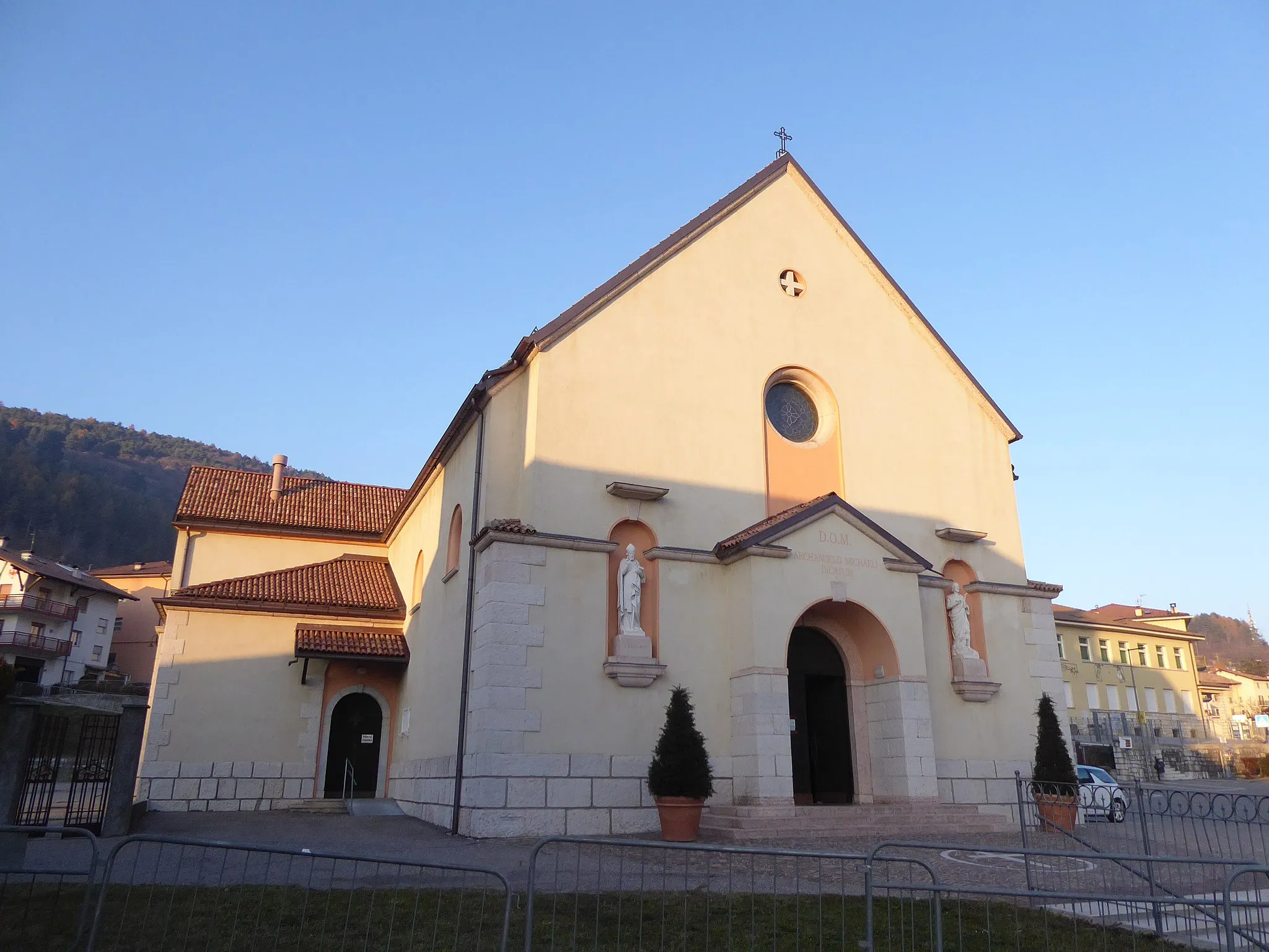 Photo showing: Ronzo-Chienis (Trentino, Italy), new church of the Dedication of Saint Michael