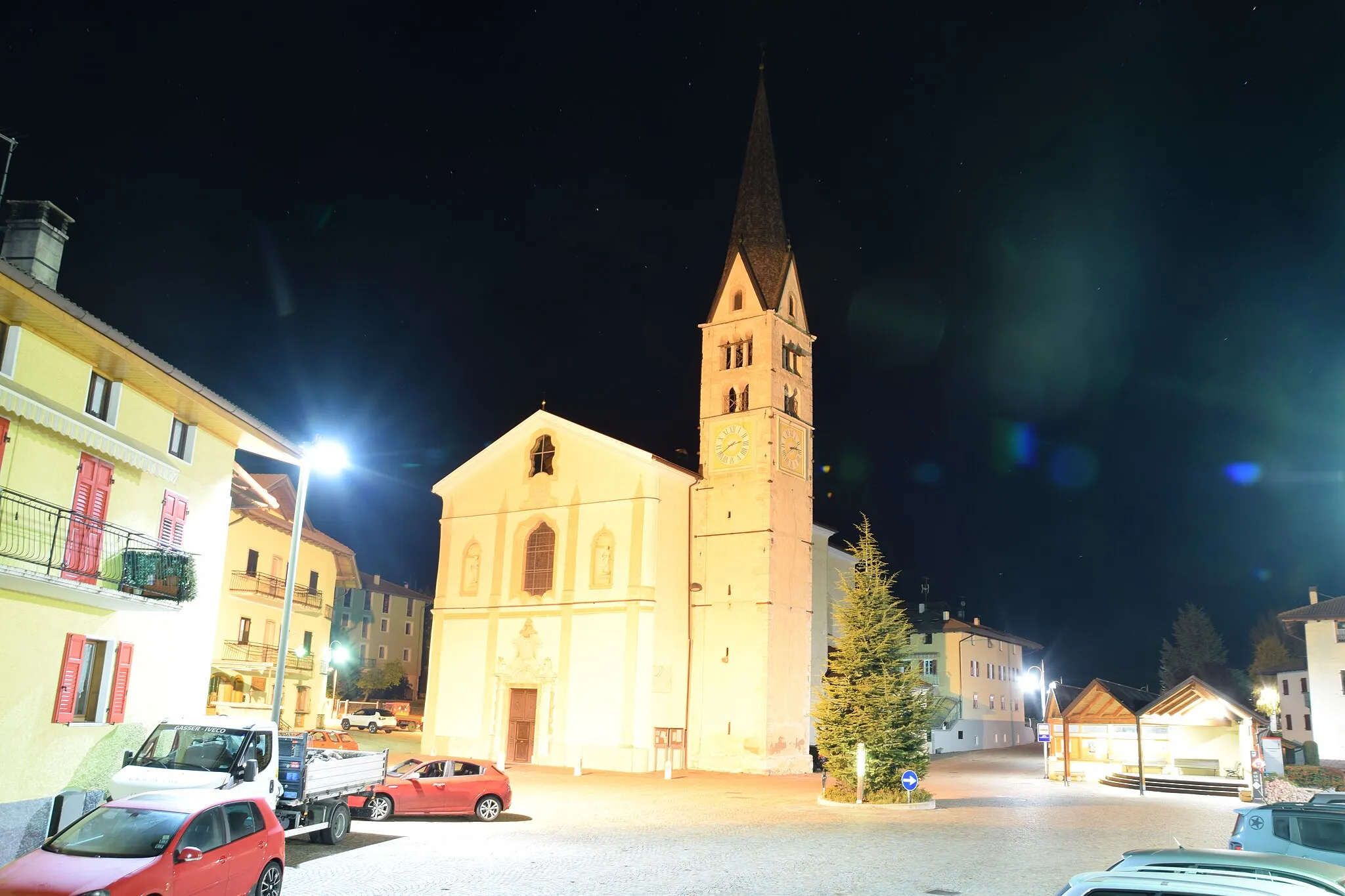 Photo showing: Piazza a Smarano in notturna