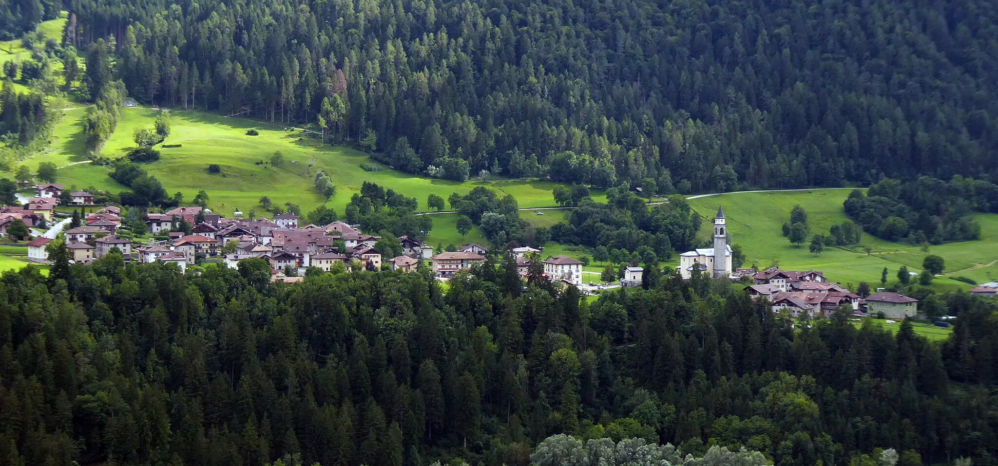 Photo showing: Zuclo  (Borgo Lares) as seen from Larzana (Tre Ville), Trentino, Italy