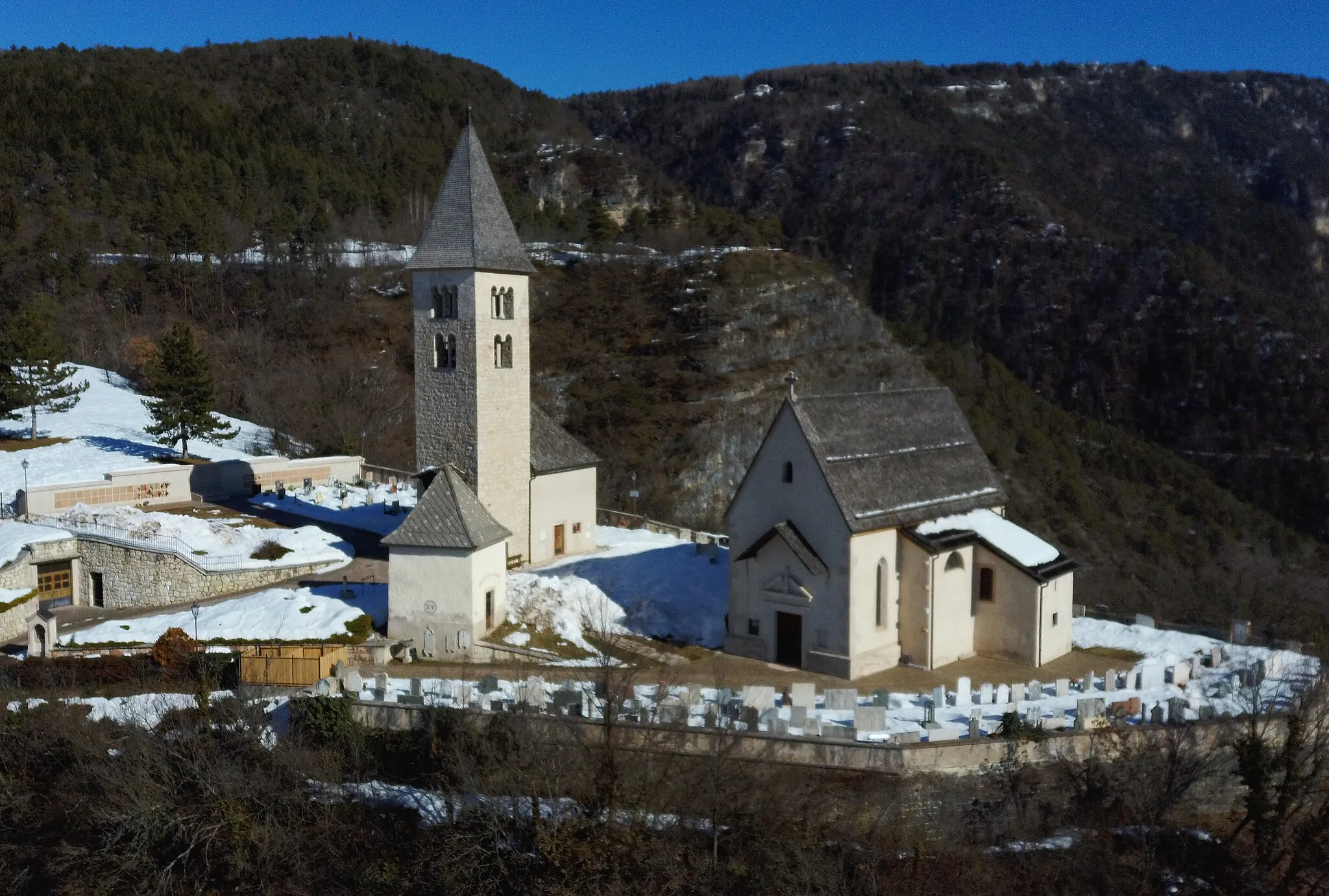 Photo showing: Cemetery of Vervò (Predaia, Trentino, Italy) - Saints Fabian and Sebastian chapel, Holy Sepulcher chapel and Saint Martin church