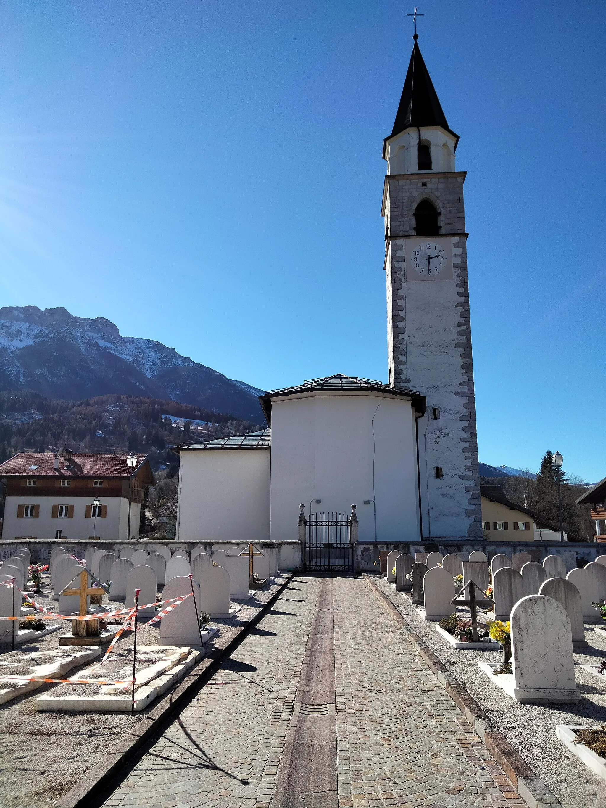 Photo showing: cimitero di Vattaro, frazione del comune di Altopiano della Vigolana, in provincia autonoma di Trento.