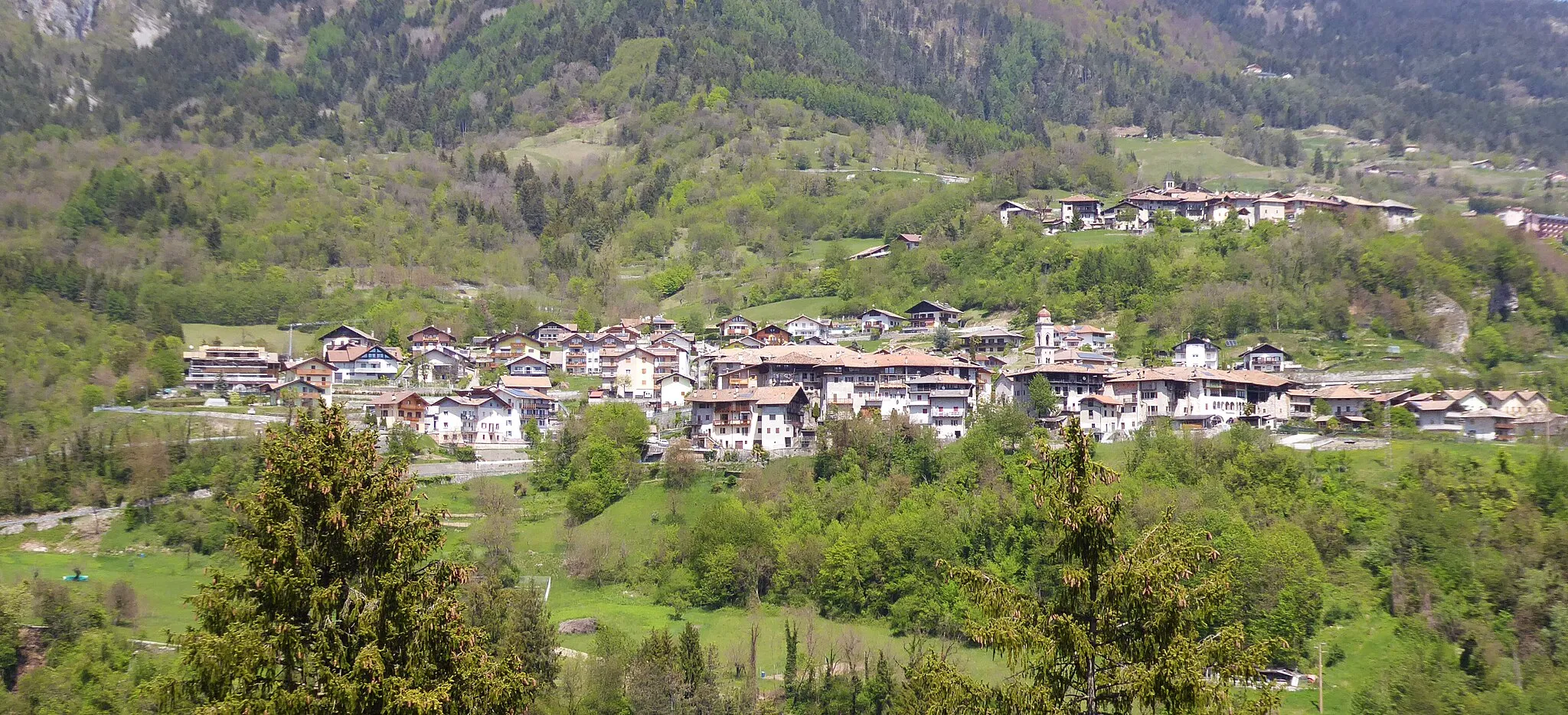 Photo showing: Dorsino and Dolaso as seen from Tavodo (San Lorenzo Dorsino, Trentino, Italy)