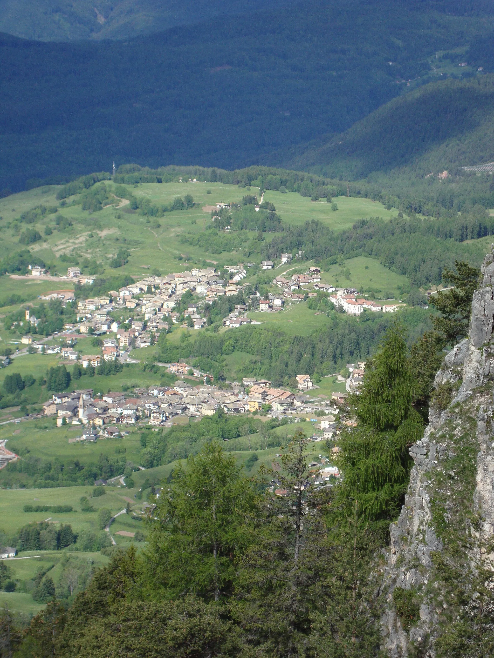 Photo showing: Varena e Daiano visti dal monte Cucal (val di Fiemme)