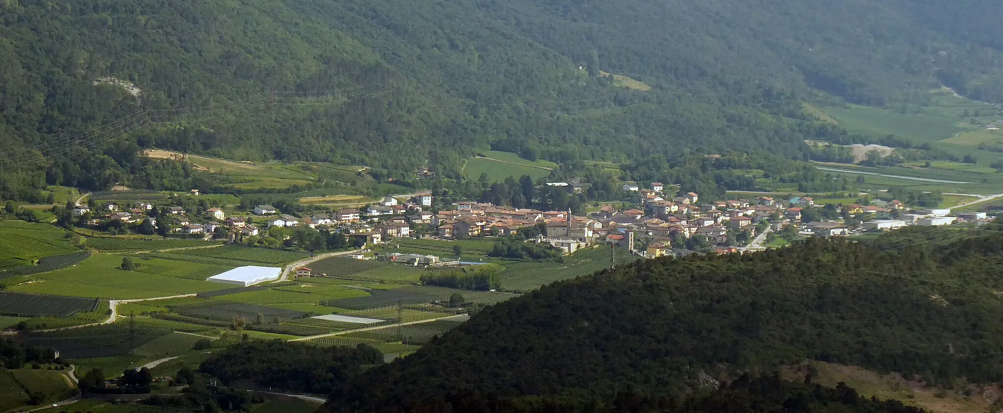 Photo showing: The town of Lasino as seen from SP18 dir Ranzo