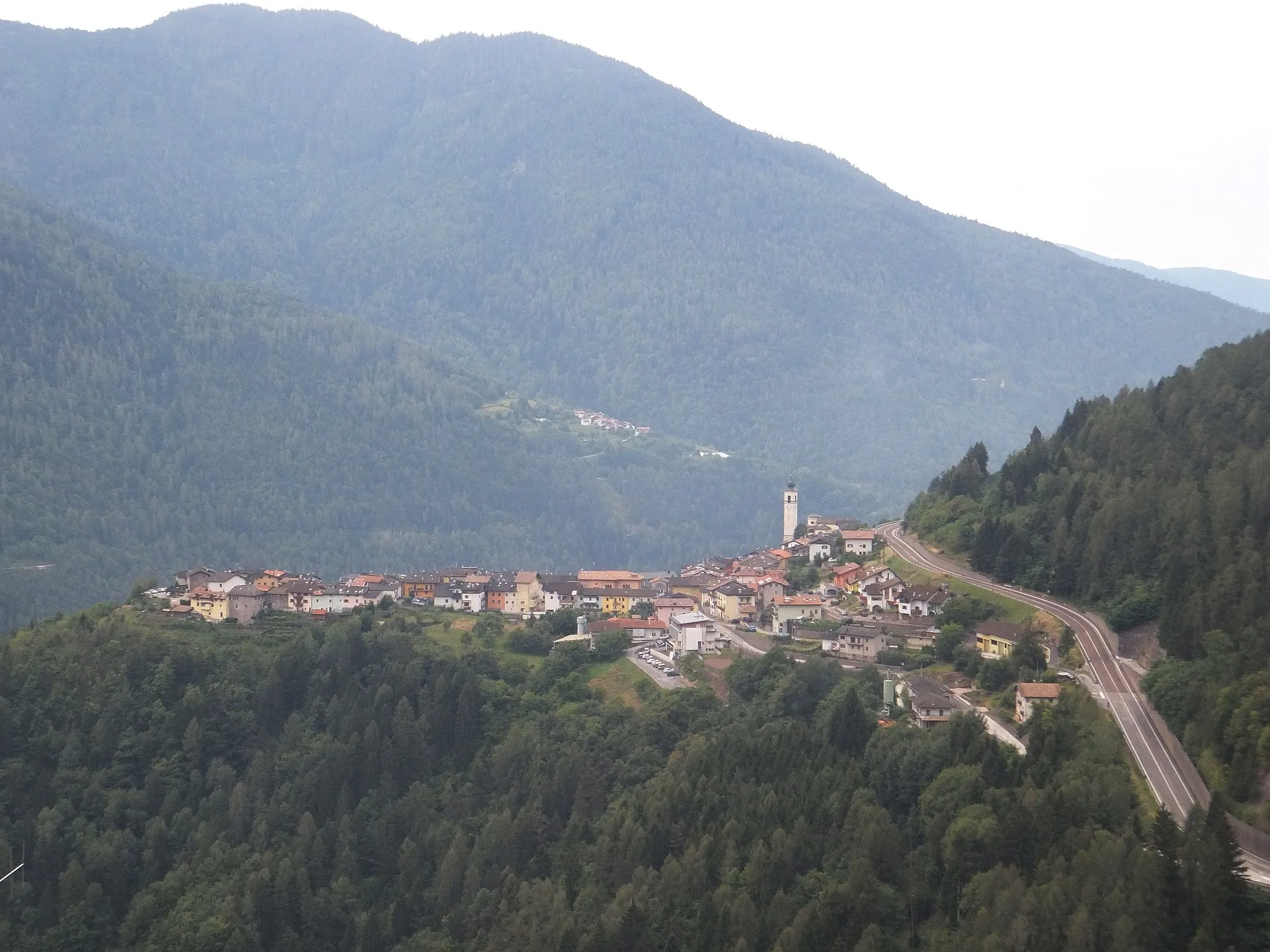 Photo showing: The italian town of Grumes seen from the nearby Grauno