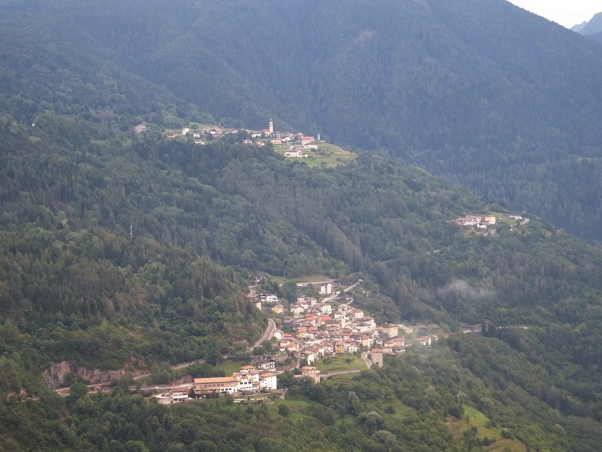 Photo showing: Sover (bottom) and his "frazioni" Montesover (top) and Facendi (right) seen from the town of Grauno
