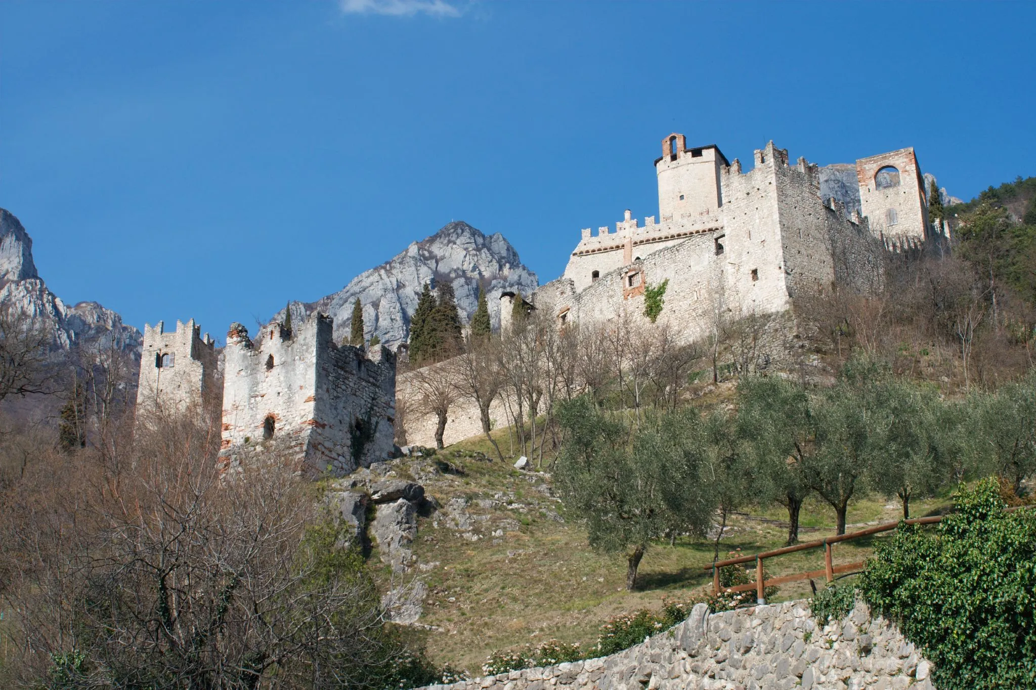 Photo showing: Il castello di avio. Avio, Trentino-Alto Adige. – Una vista del castello di avio dalla parte bassa.