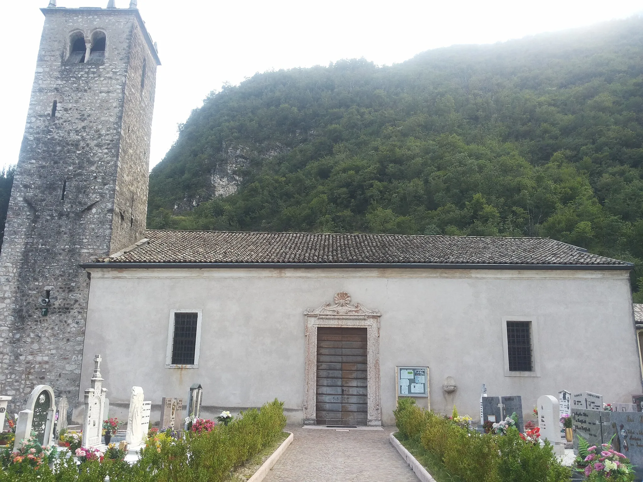 Photo showing: Esterno della pieve di Avio (Trento)