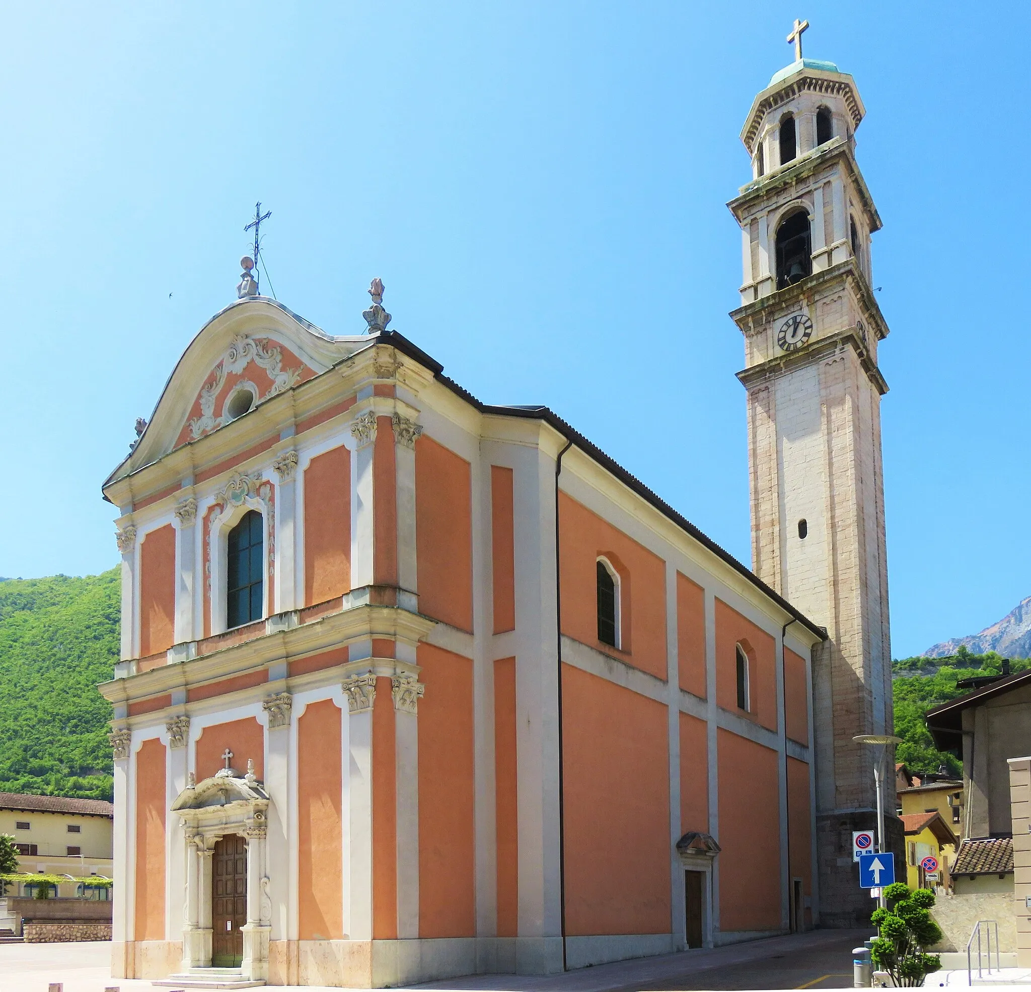 Photo showing: Chiesa di San Modesto, Aldeno. Esterno con campanile.