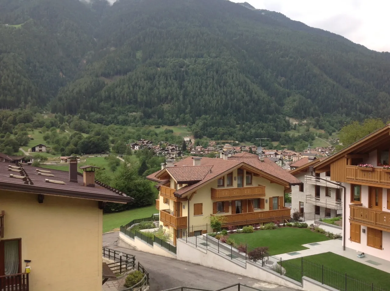 Photo showing: Panorama di Bocenago (Trentino-Alto Adige) visto dal balcone di un appartamento. In primo piano alcuni appartamenti, sullo sfondo le montagne che racchiudono la Val Rendena.