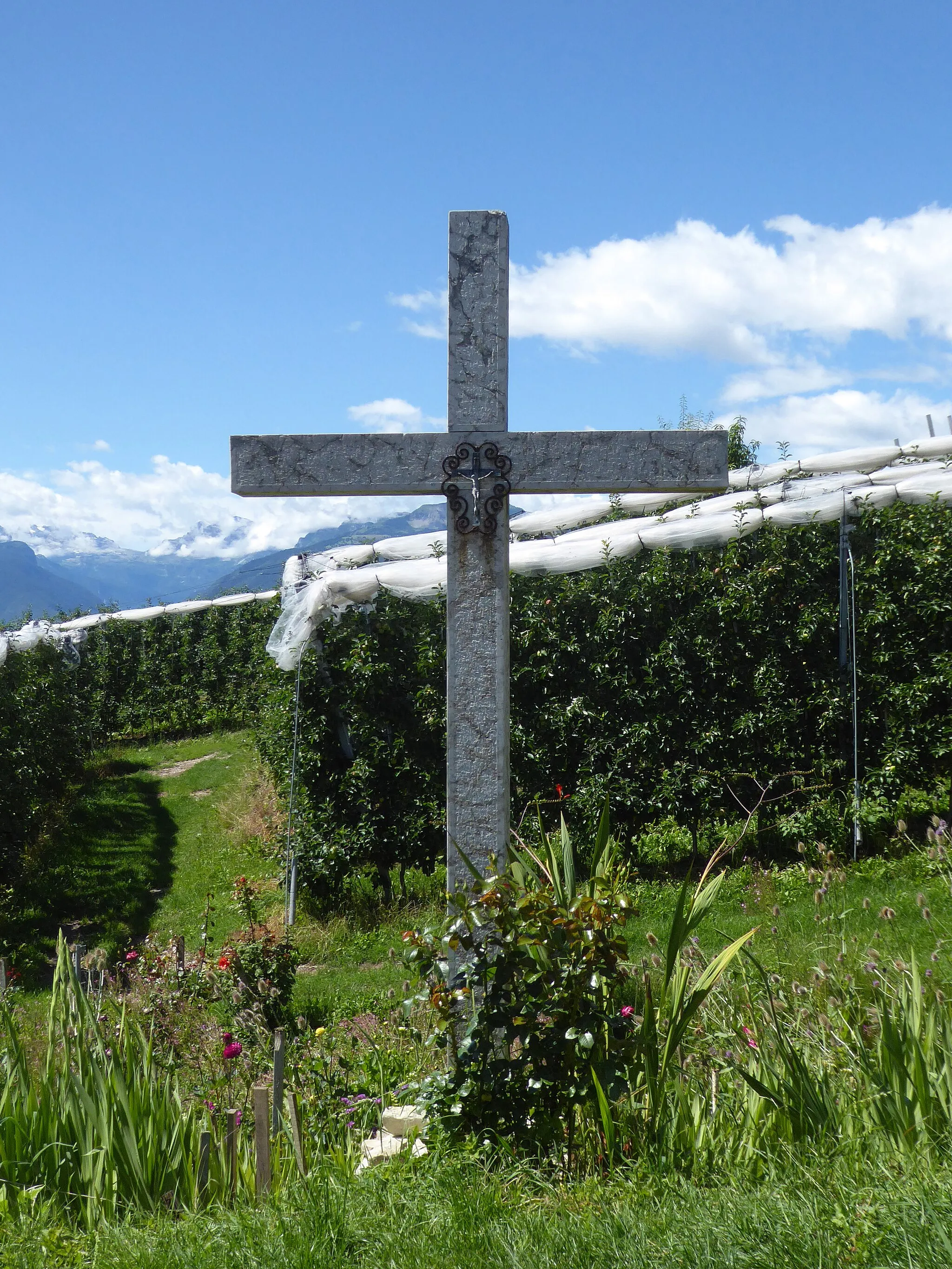 Photo showing: Cloz (Novella, Trentino, Italy) - Wayside cross