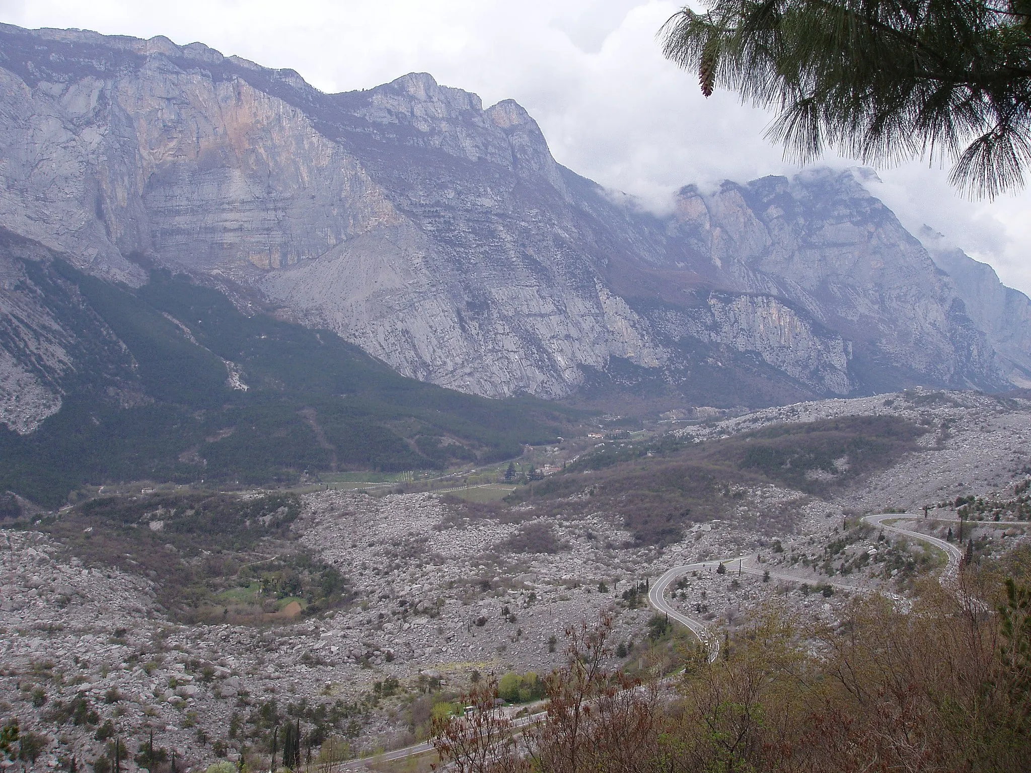 Photo showing: Blick auf Monte Brento, Grazoline und Monte Casale