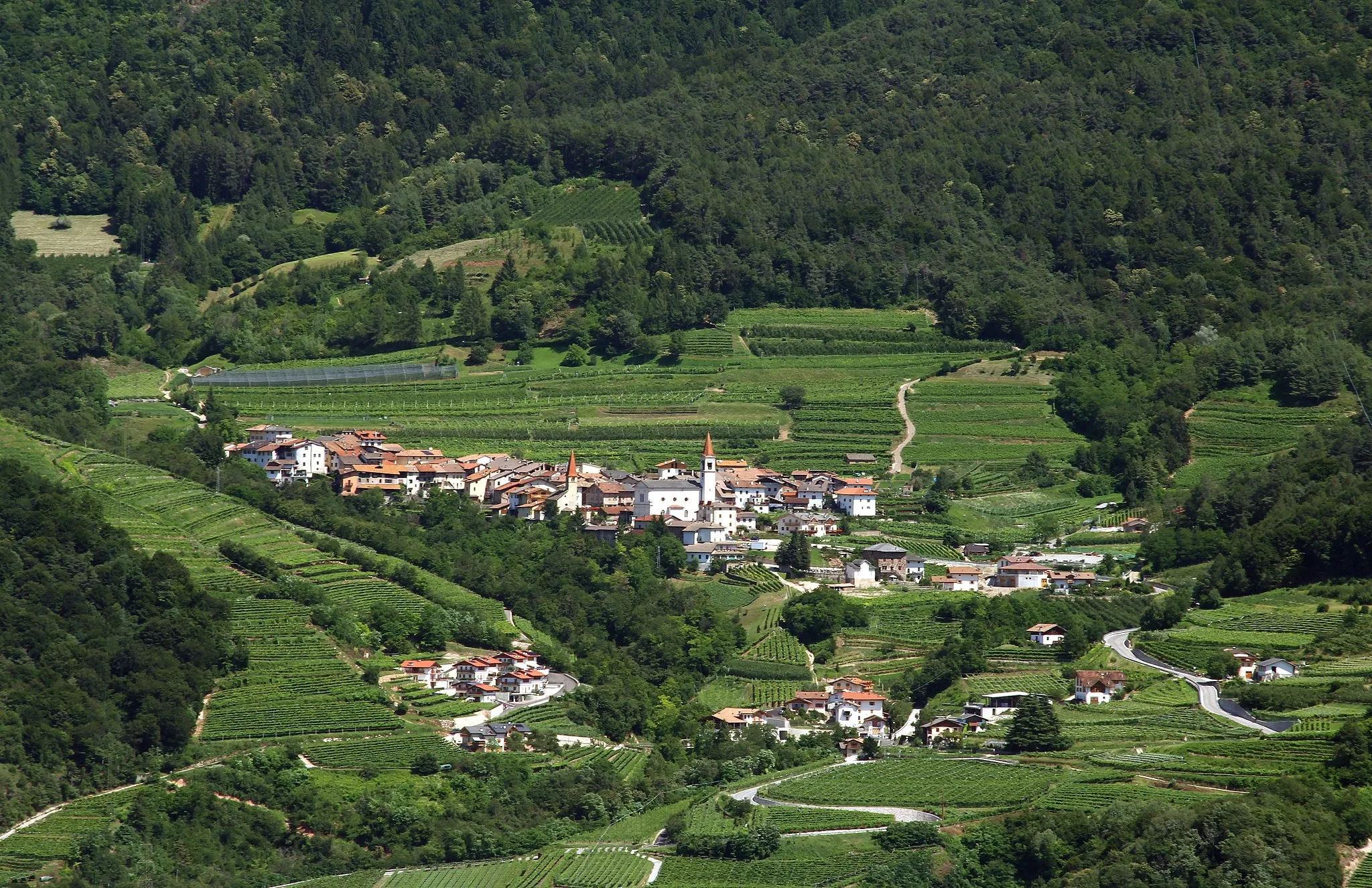 Photo showing: Faedo (Italy): view of Faedo from the panoramic point above Mezzolombardo.