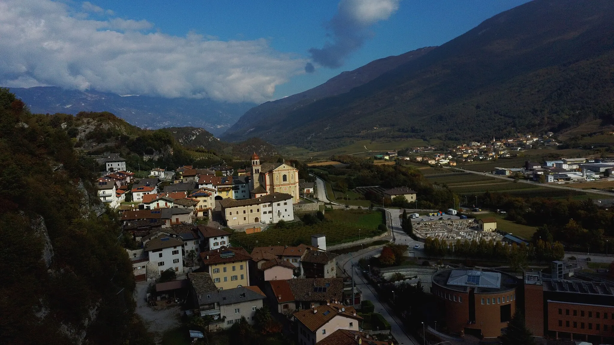 Photo showing: Cavedine, and the town of Stravino in the background (Caedine, Trentino, Italy)
