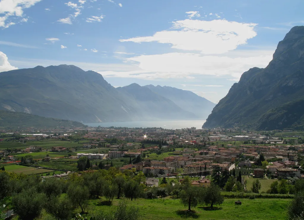 Photo showing: Lake Garda view with the town of Riva del Garda/Italy in the foreground