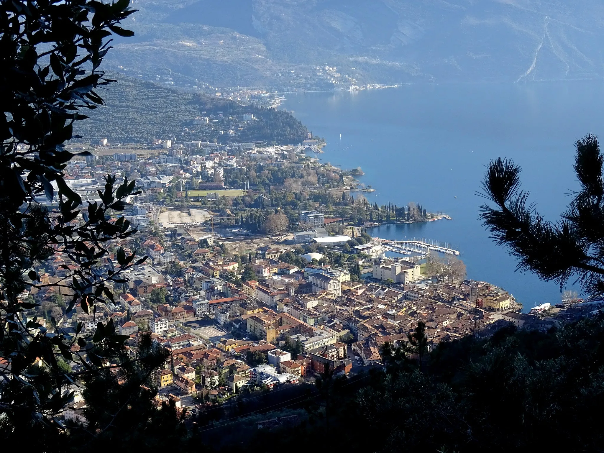 Photo showing: Riva del Garda (Trentino, Italy) as seen from the "strada della Pinza"