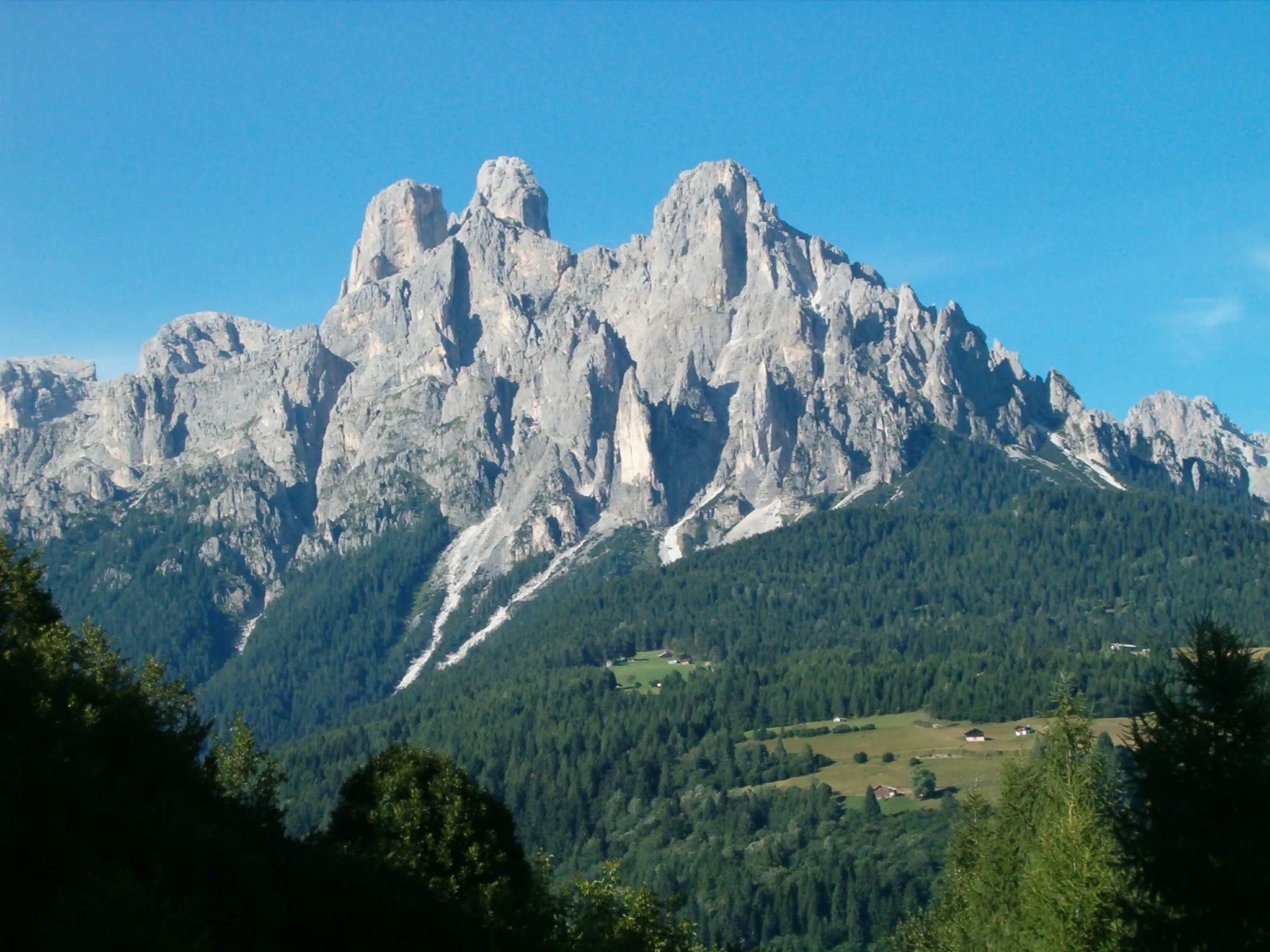 Photo showing: Pale di San Martino (Cima Madonna, Sass Màor, Cima Cimerlo) visti dal Primiero (Trentino)