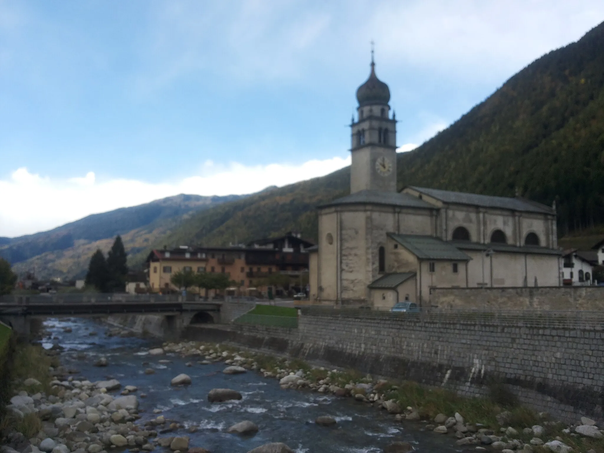 Photo showing: Spiazzo in Val Rendena (provincia di Trento). Fiume Sarca e chiesa di San Vigilio