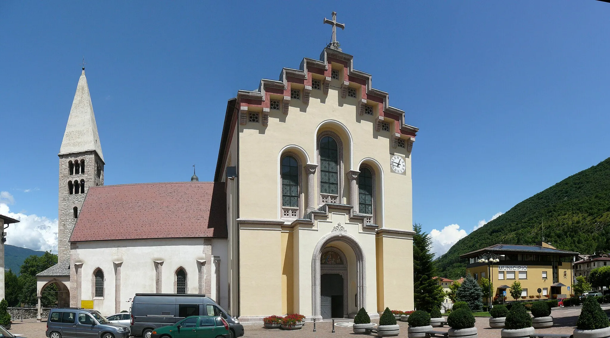 Photo showing: Chiesa parrocchiale (al centro) e chiesa sussidiaria (a sinistra) di Spormaggiore