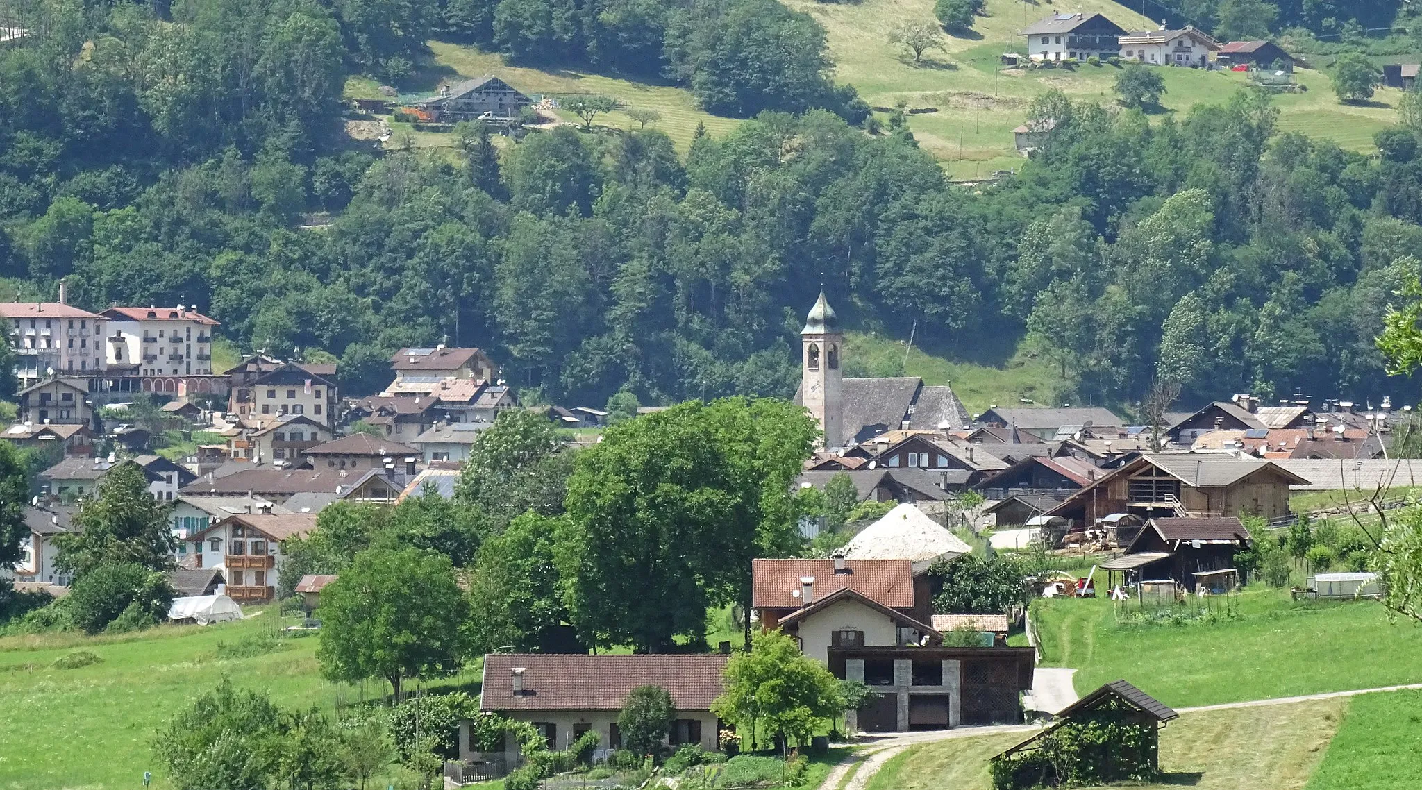 Photo showing: Siror as seen from Saint Victor church in Tonadico (Primiero San Martino di Castrozza, Trentino, Italy)