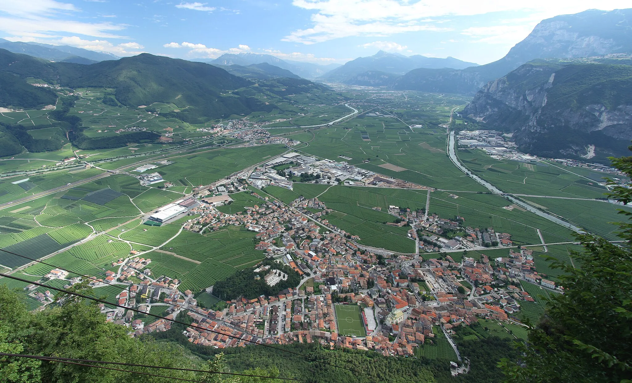 Photo showing: Mezzocorona (Italy): panorama of Mezzocorona from the cableway upper station.