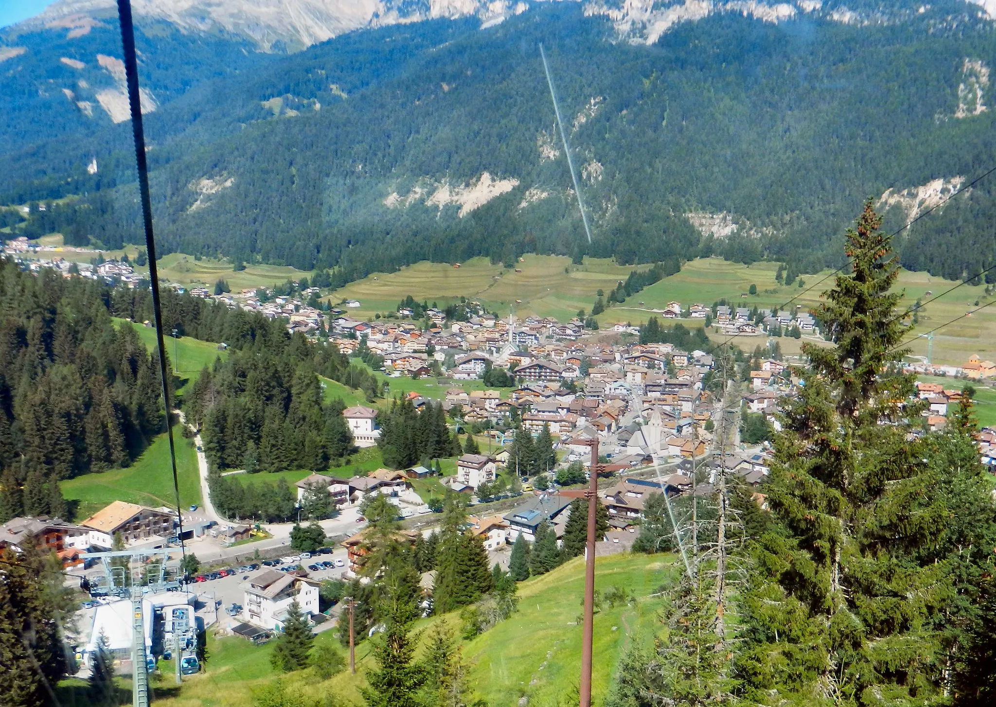 Photo showing: View of Pozza di Fassa (province of Trento, Italy) from Buffaure cable car