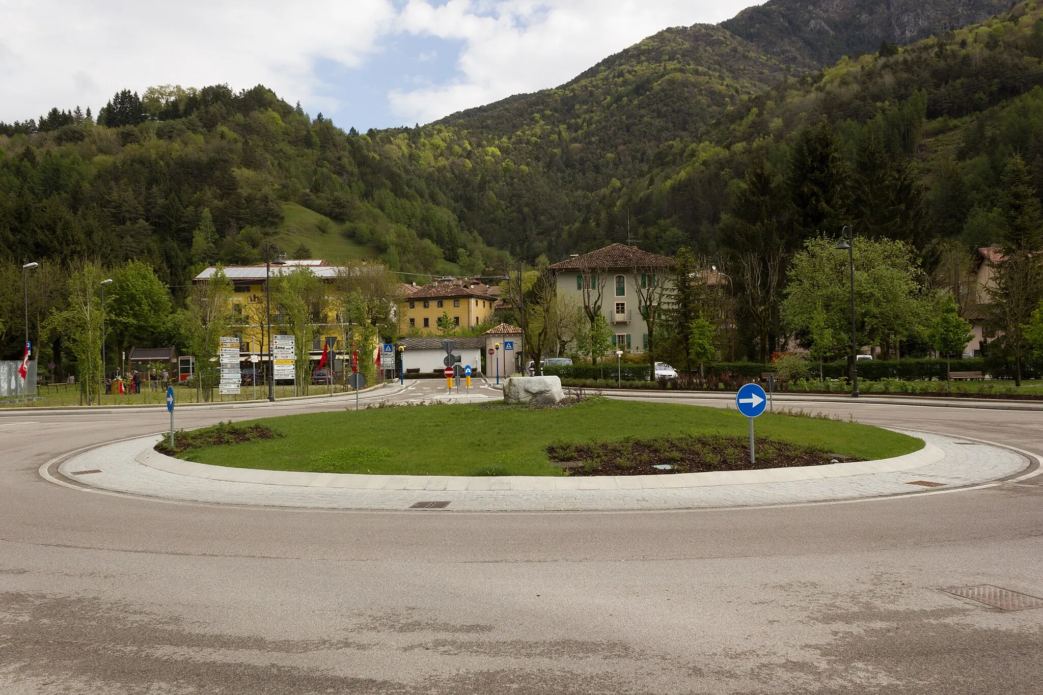 Photo showing: Roundabout on SS240 at Pieve di Ledro