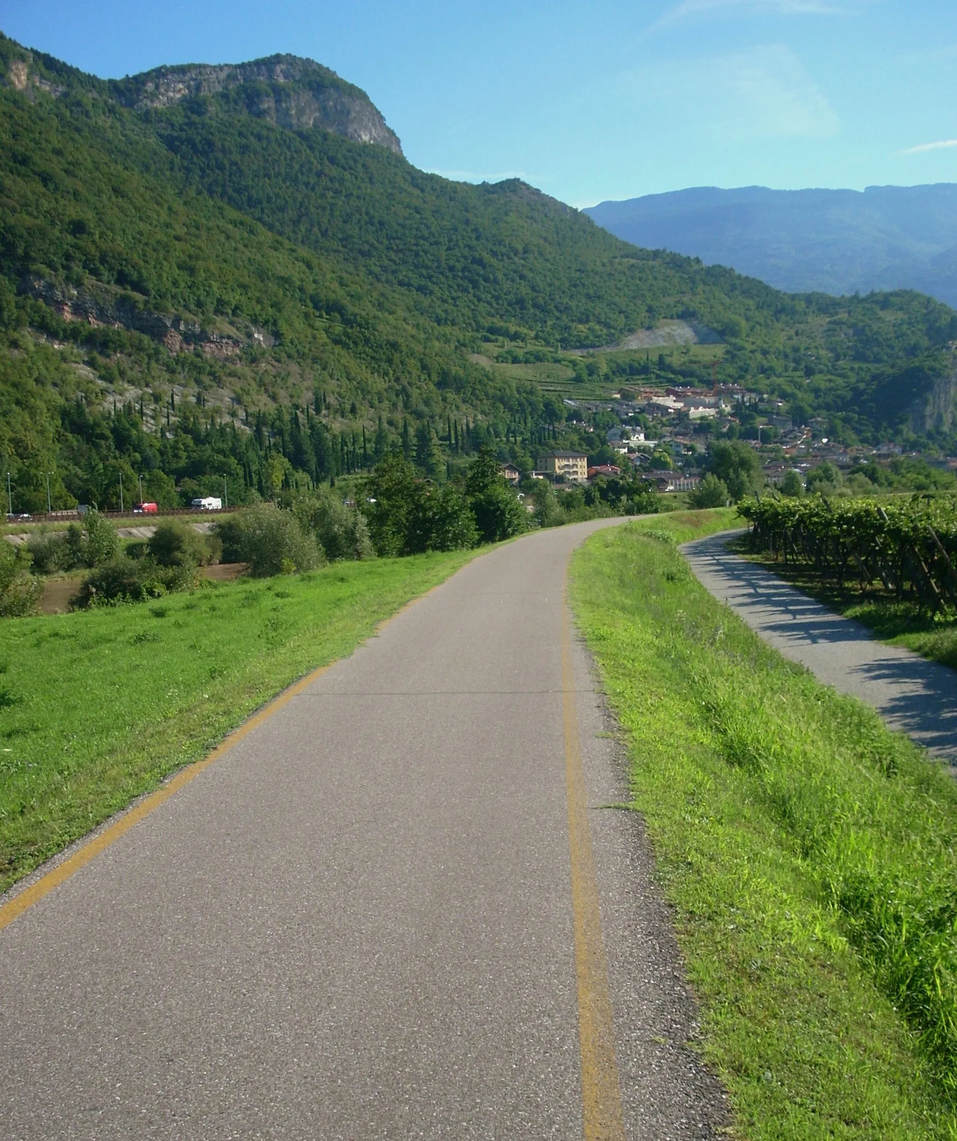 Photo showing: Bikeway of the Adige Valley near Nomi, in the Province of Trento, North Italy