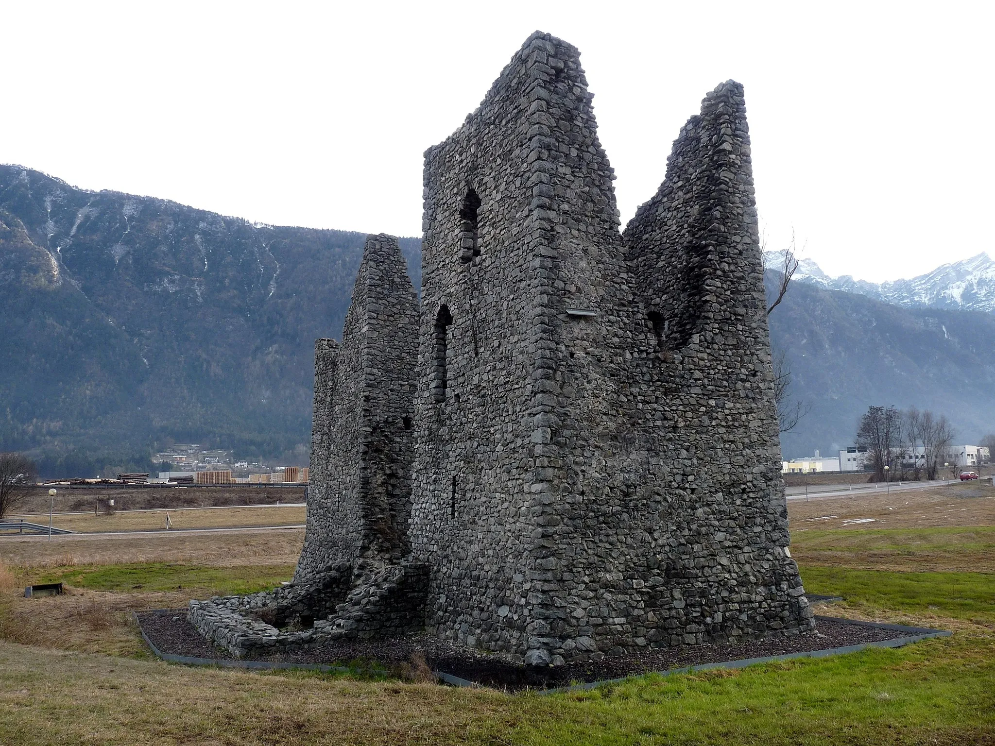 Photo showing: Novaledo (Italy): view of the remains of the so-called Tor Quadra from north-east.