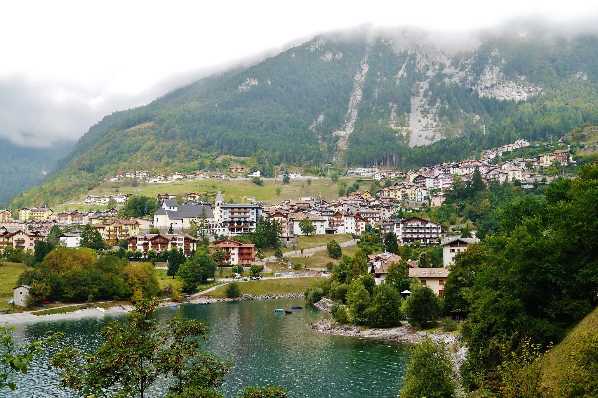 Photo showing: Lake Molveno, Molveno, Province of Trent (Trentino), Region of Trentino-Alto Adige/Südtirol, Italy