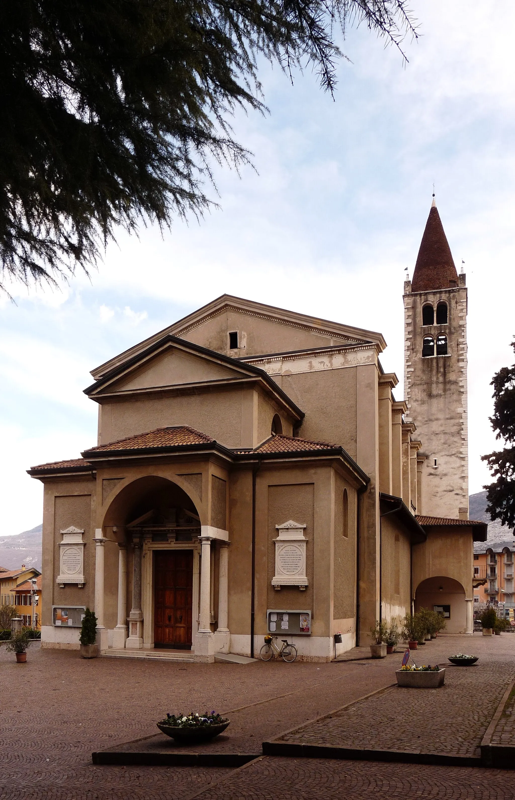Photo showing: Mori (Italy): front of the church of Santo Stefano