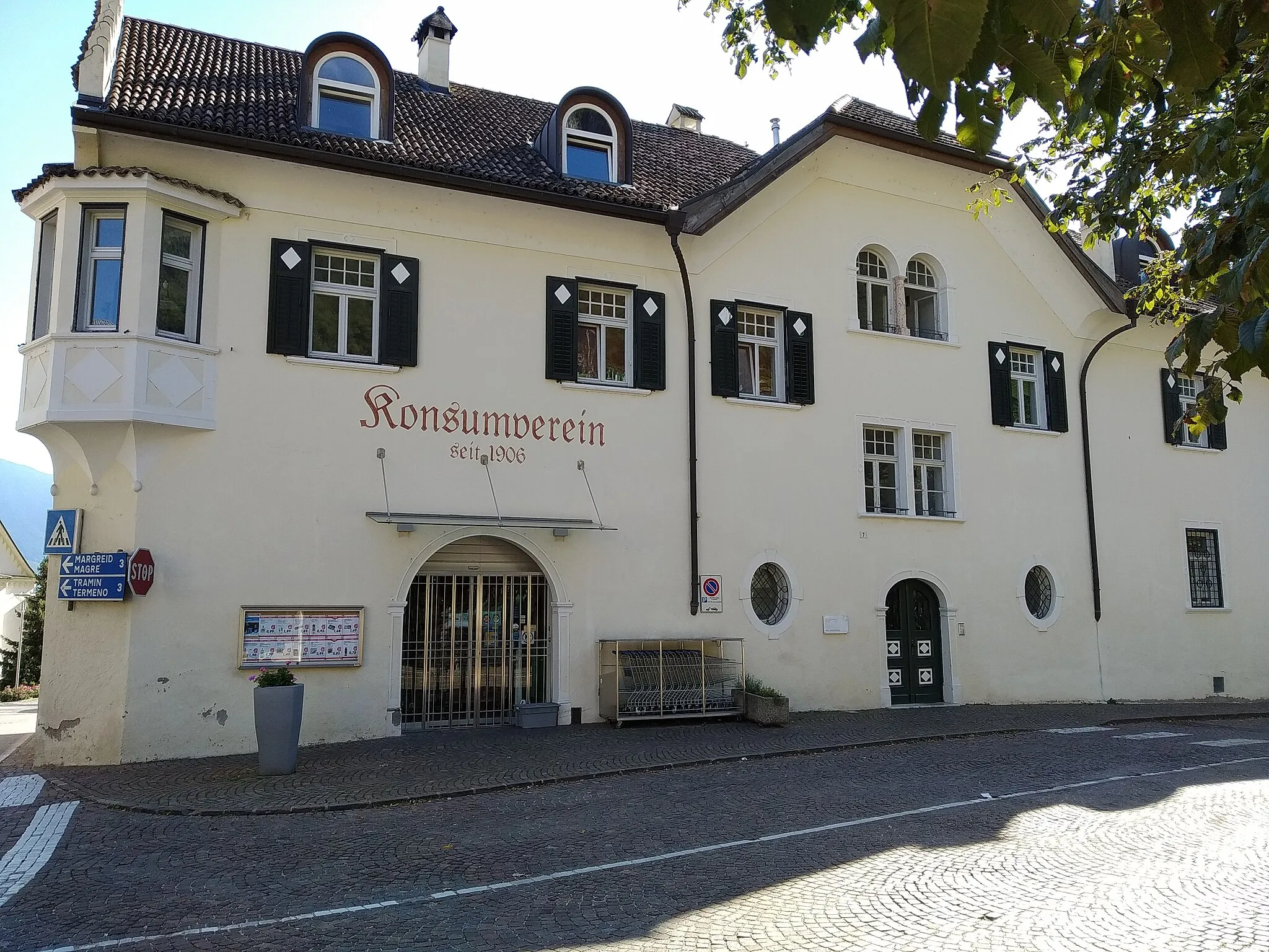 Photo showing: Kurtatsch - Hauptmann-Schweiggl-Platz 7 - Konsumverein seit 1906