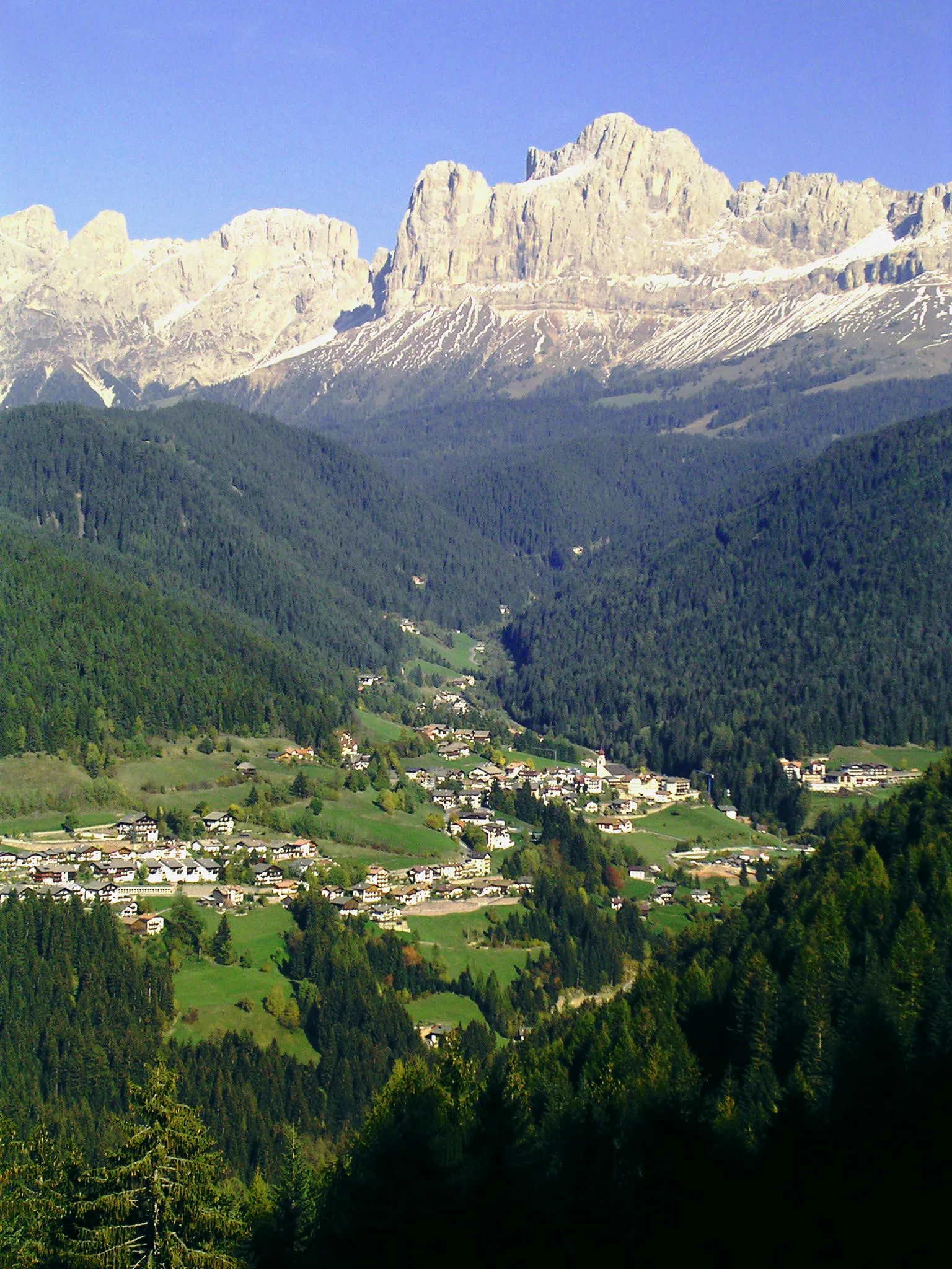 Photo showing: Description: View of Welschnofen with the Rosengarten mountain in the background

Author: EK Gemeinde Welschnofen