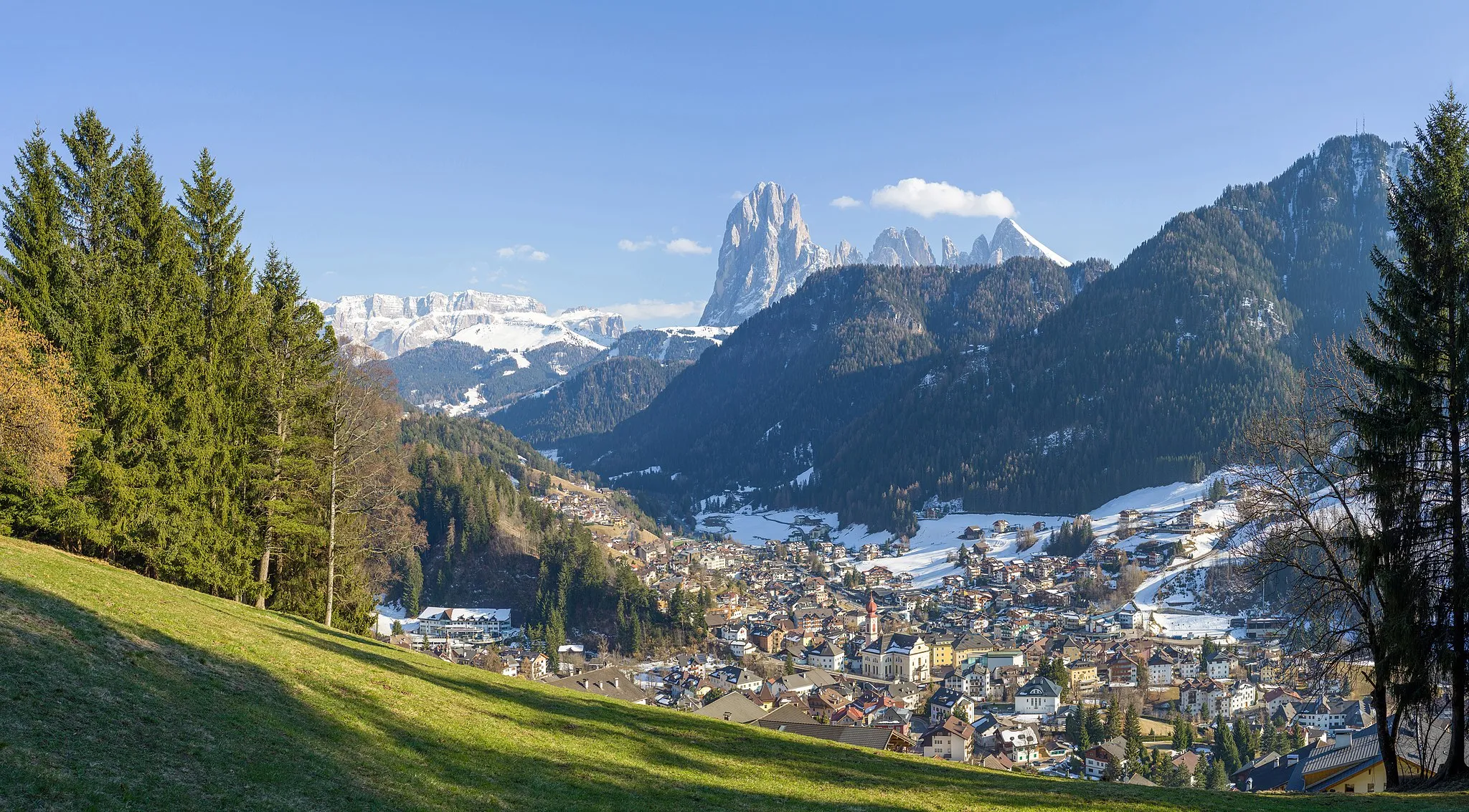 Photo showing: View of the town Urtijëi, Gröden in the Dolomites.