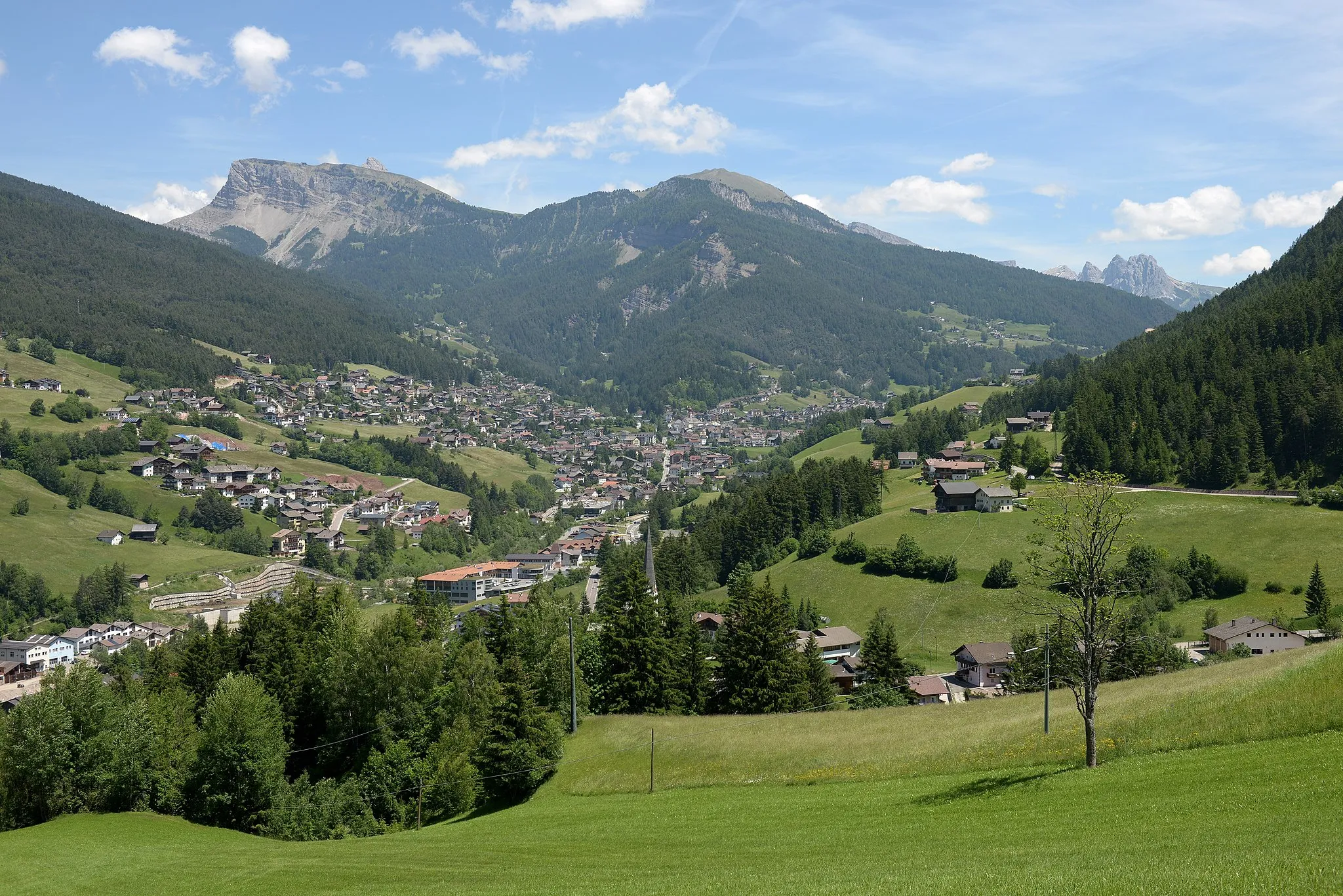 Photo showing: Urtijëi in Val Gardena from the Pas de Pinëi.