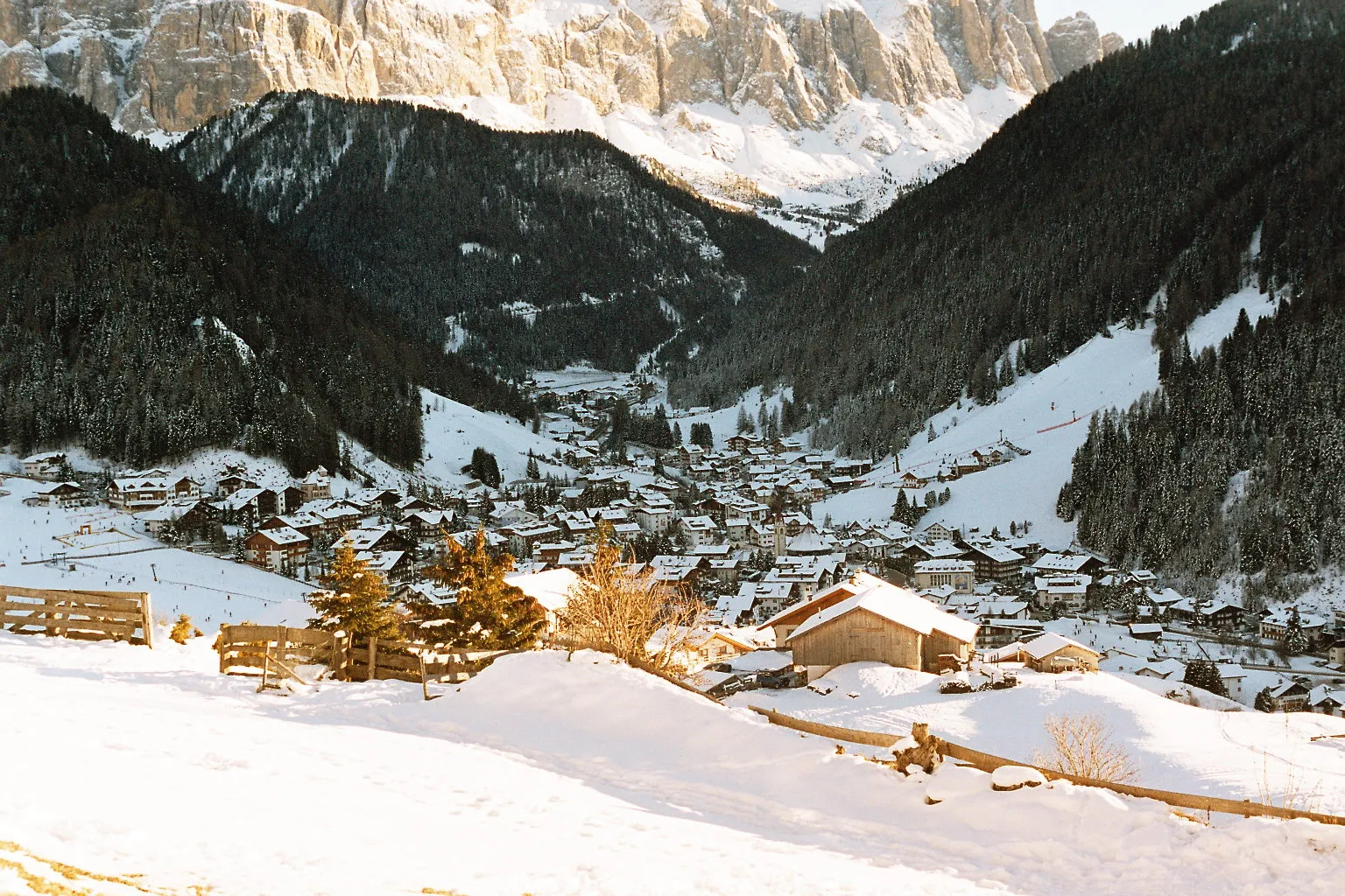 Photo showing: The village of Selva in Val Gardena, Dolomites, Italy.

Photographed by myself in early January 2005.