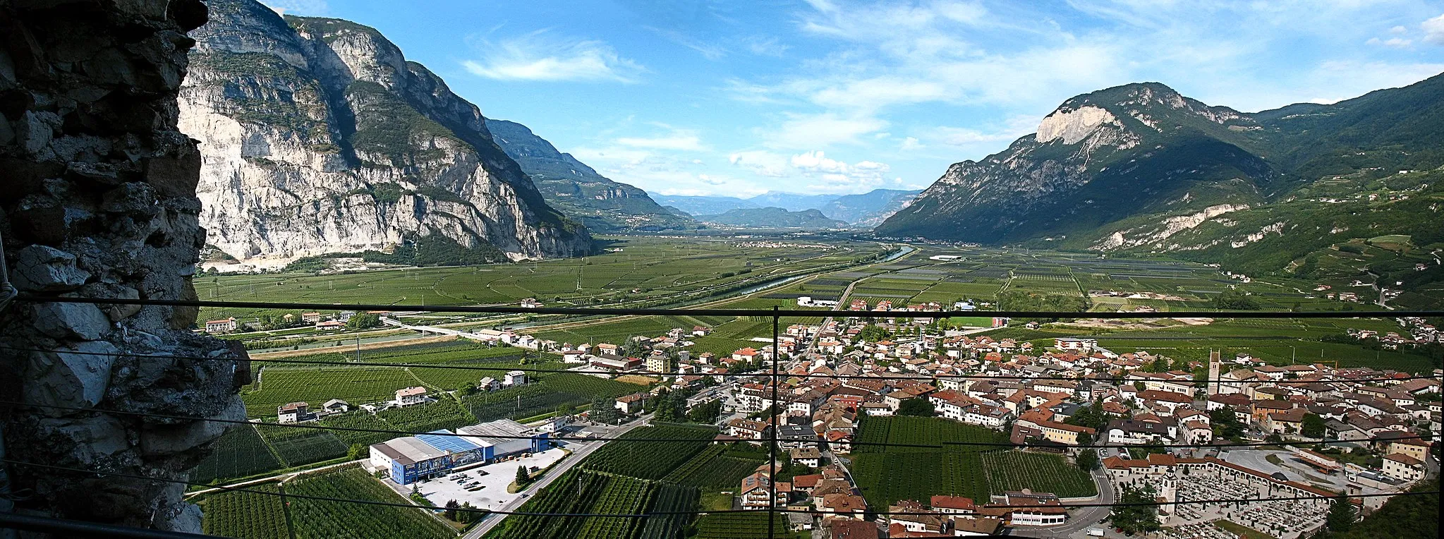 Photo showing: Italien, Südtirol, Haderburg, Aussichtsplattform, Blick Richtung Norden auf Salurn (Panorama-Bild)