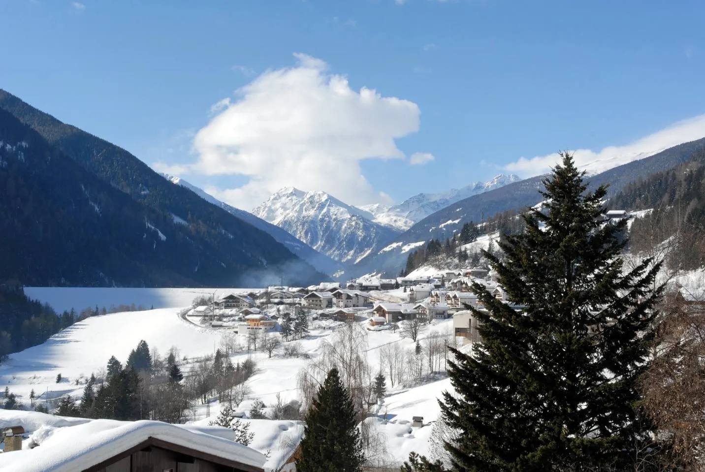 Photo showing: St. Walburg i Valley of Ultental: view to upper valley