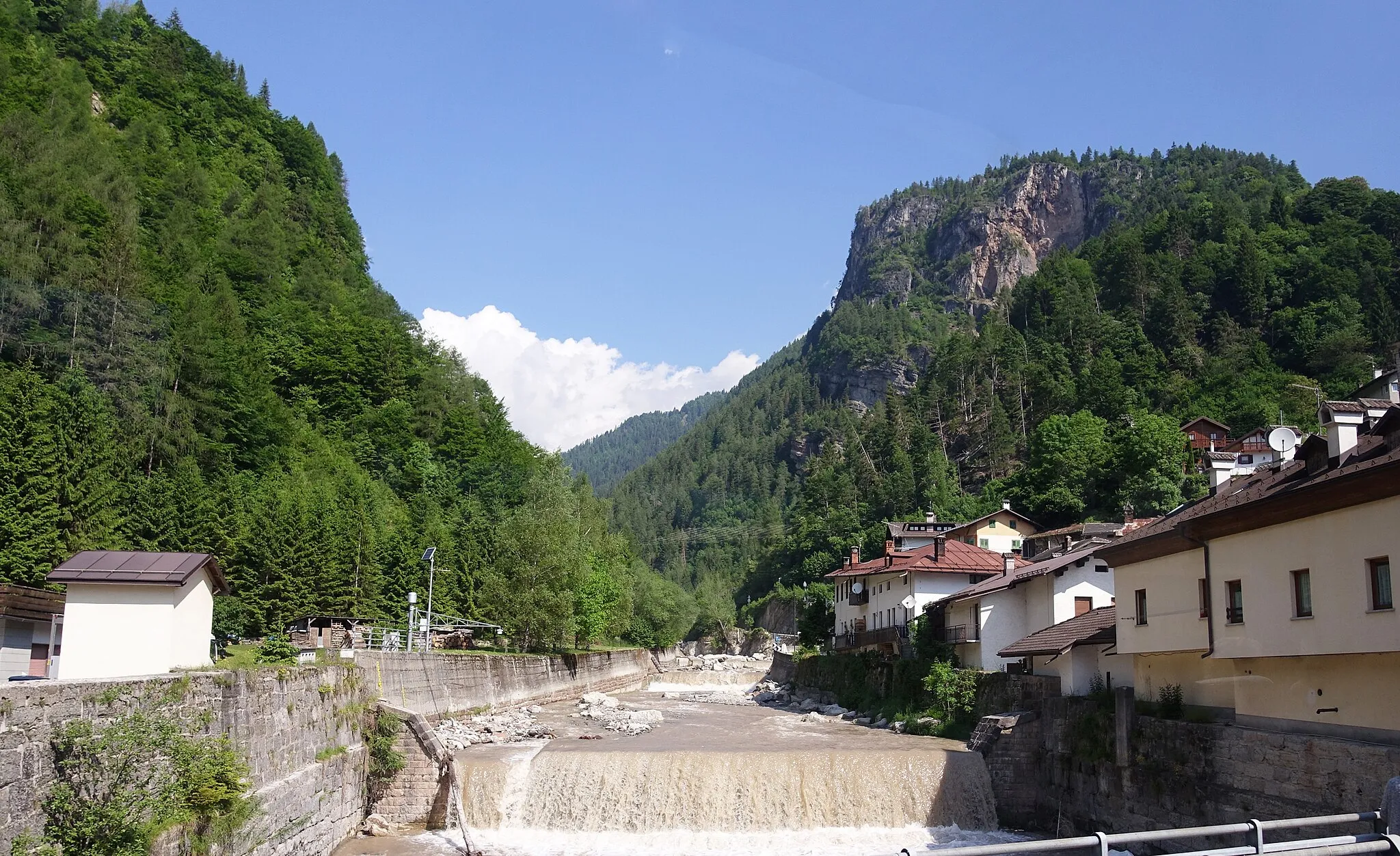 Photo showing: A river in Cencenighe Agordino, Italy.