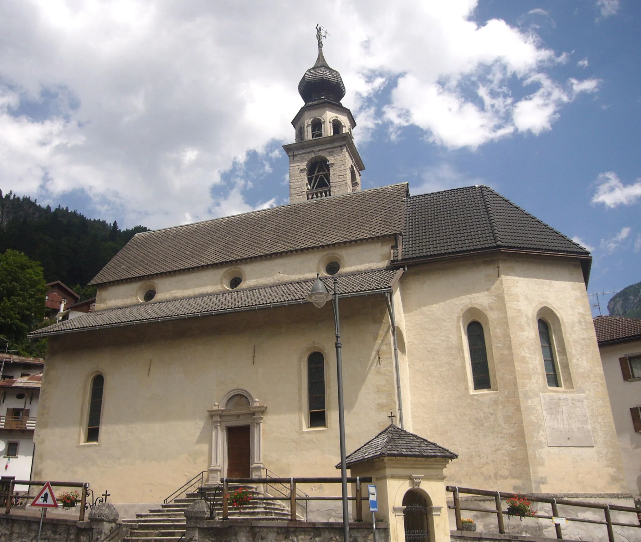 Photo showing: Il fianco della chiesa di Sant'Antonio Abate a Cencenighe Agordino