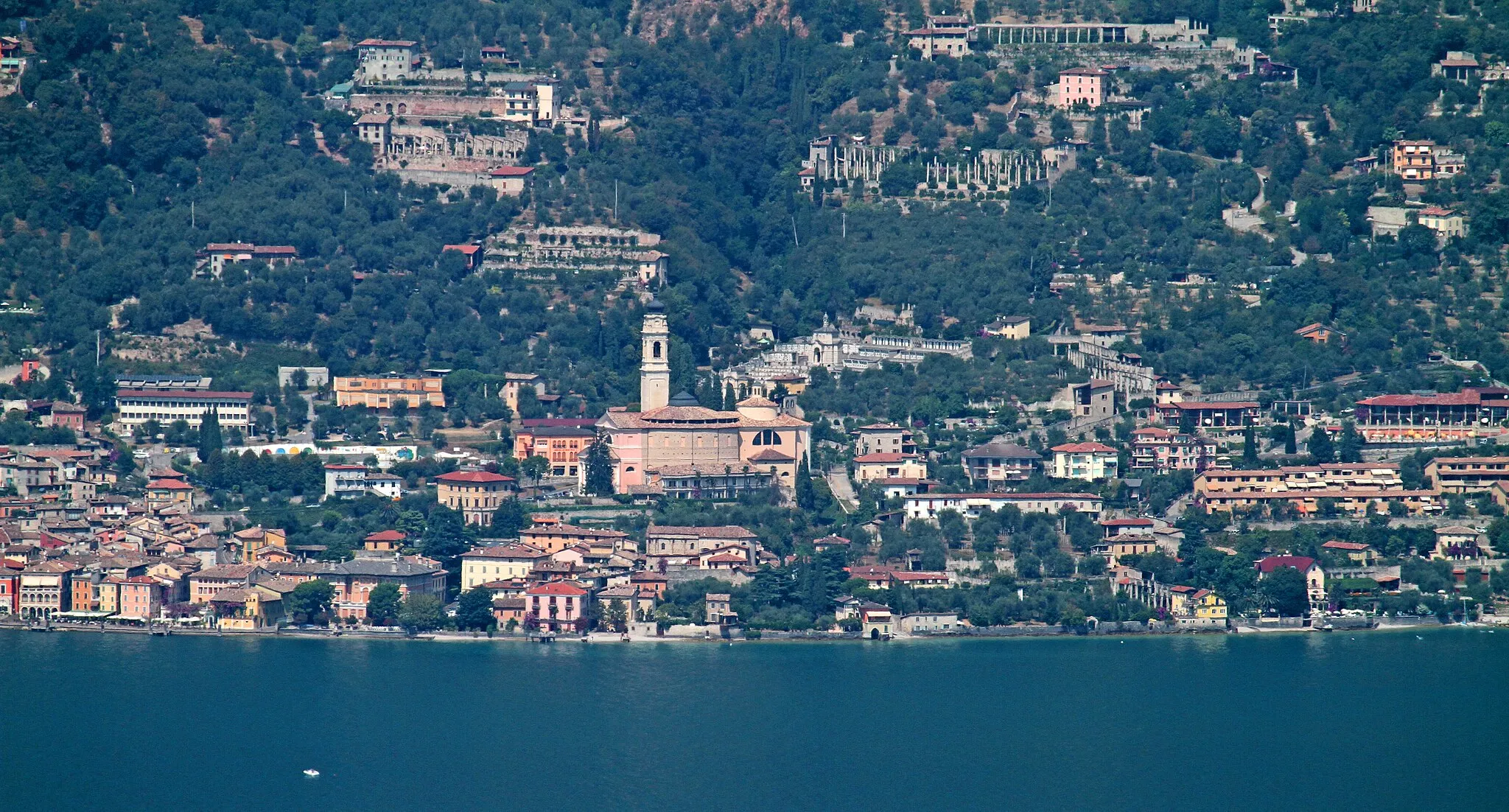 Photo showing: Panorama da San Zeno di Montagna: Gargnano